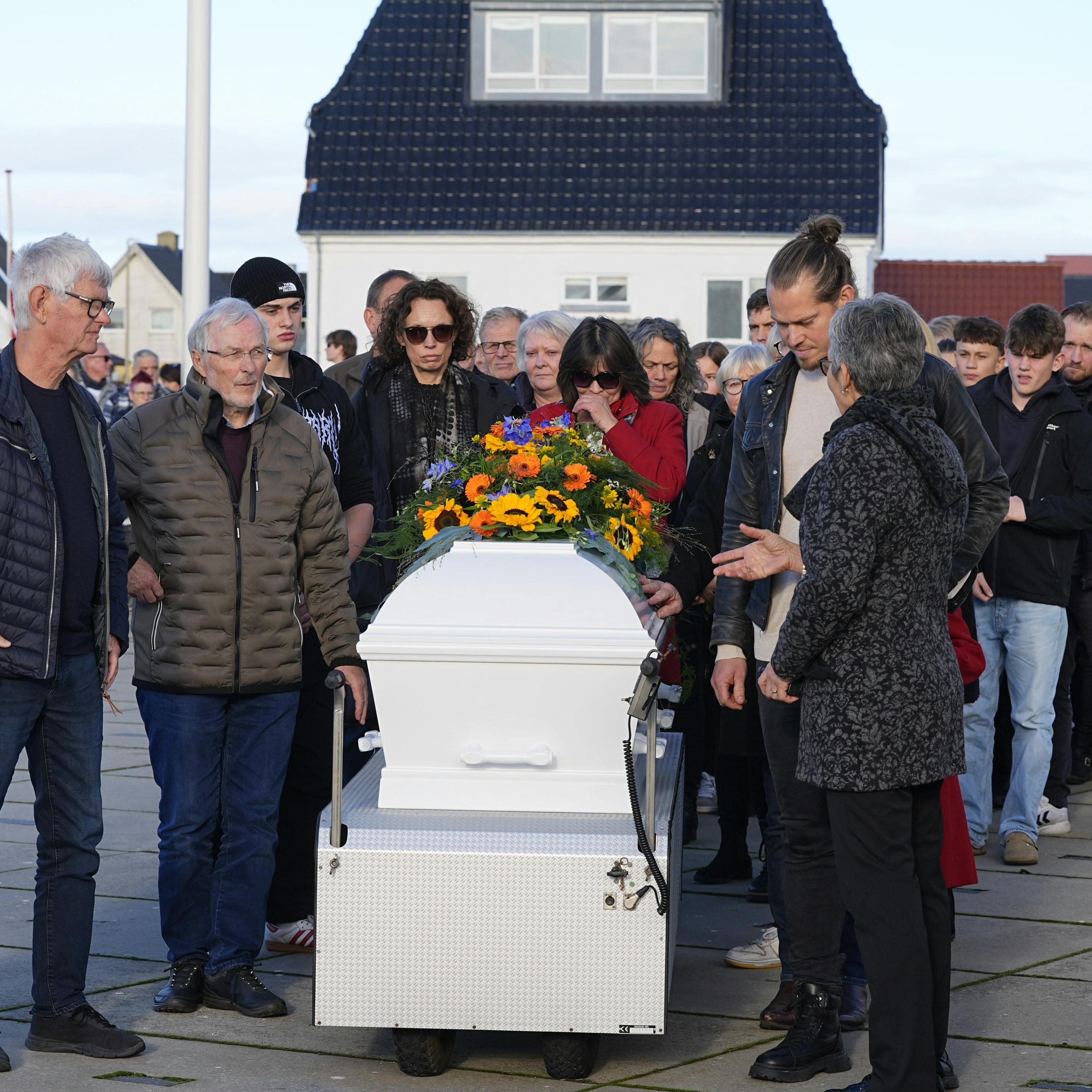 Johnny Madsen begraves