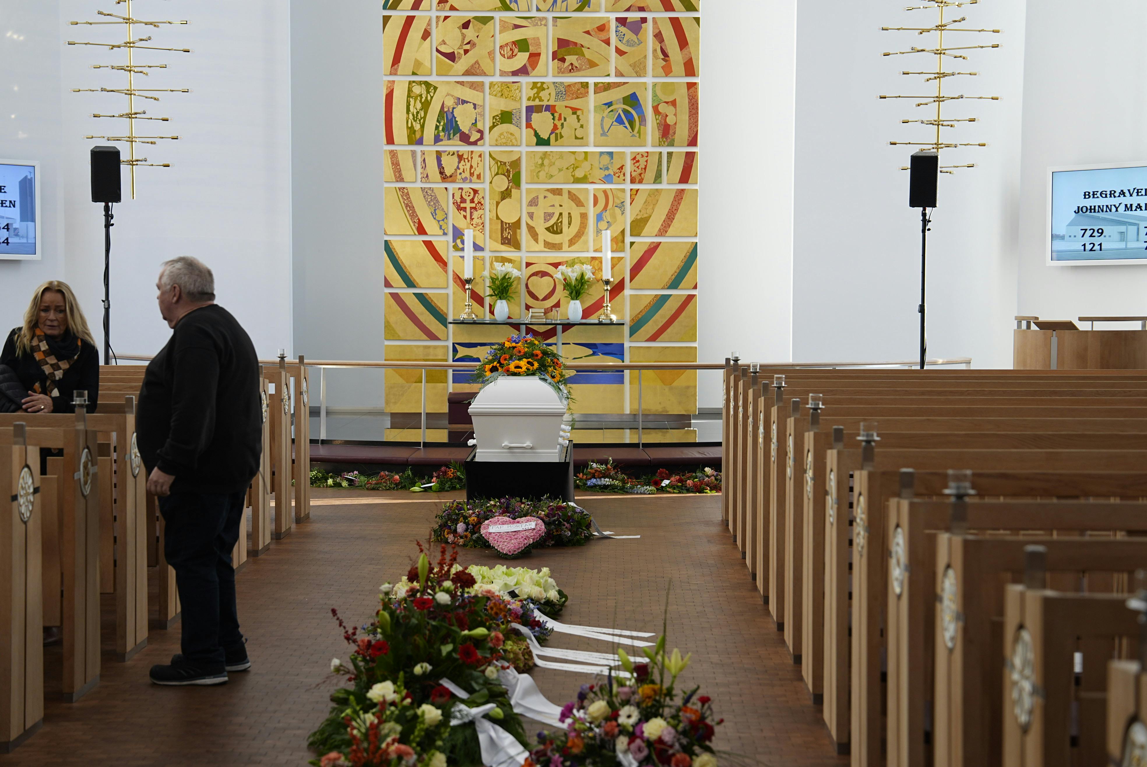 I dag bliver den vestjyske multikunstner Johnny Madsen begravet fra Thyborøn Kirke. Sangeren døde 4. november i en alder af 73 år.