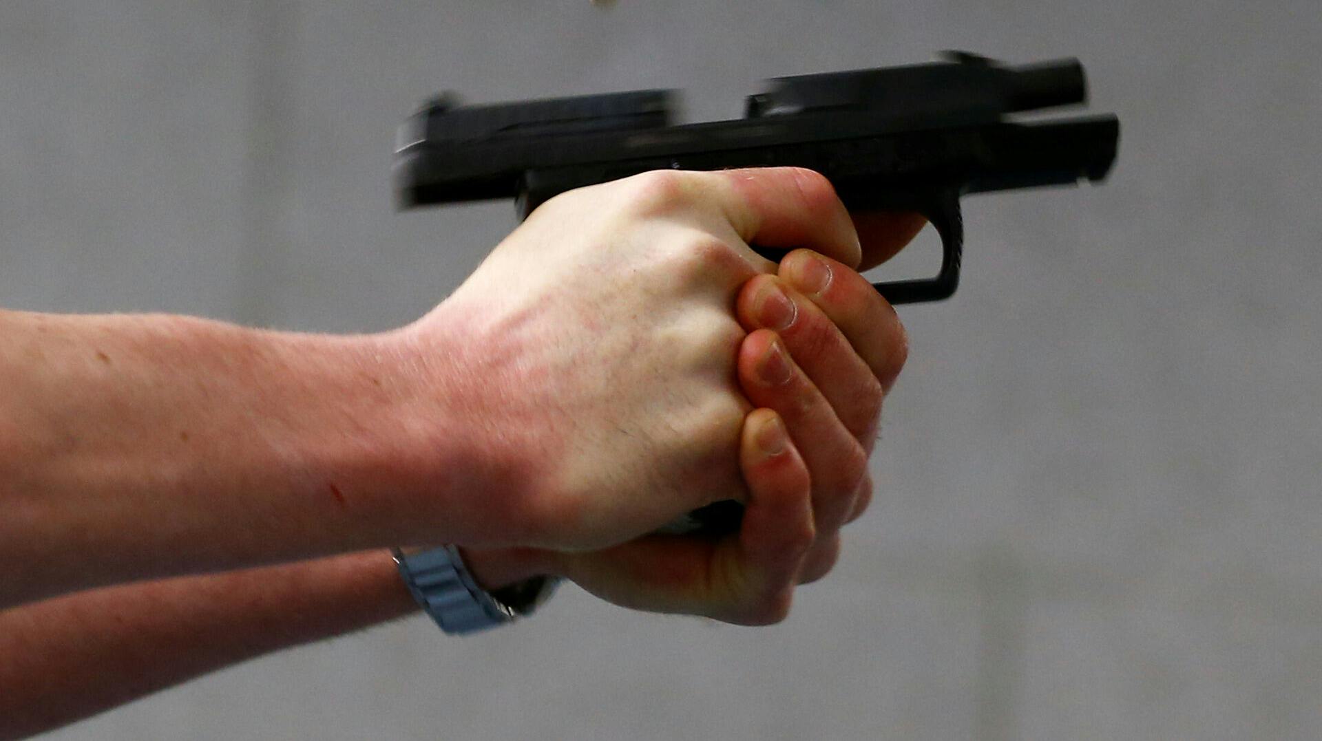 En 21-årig mand blev tirsdag kendt skyldig i at have været i besiddelse af en pistol, som han brugte til at true en dansk tv-kendis. Han blev frikendt for drabsforsøg og frihedsberøvelse i sagen.