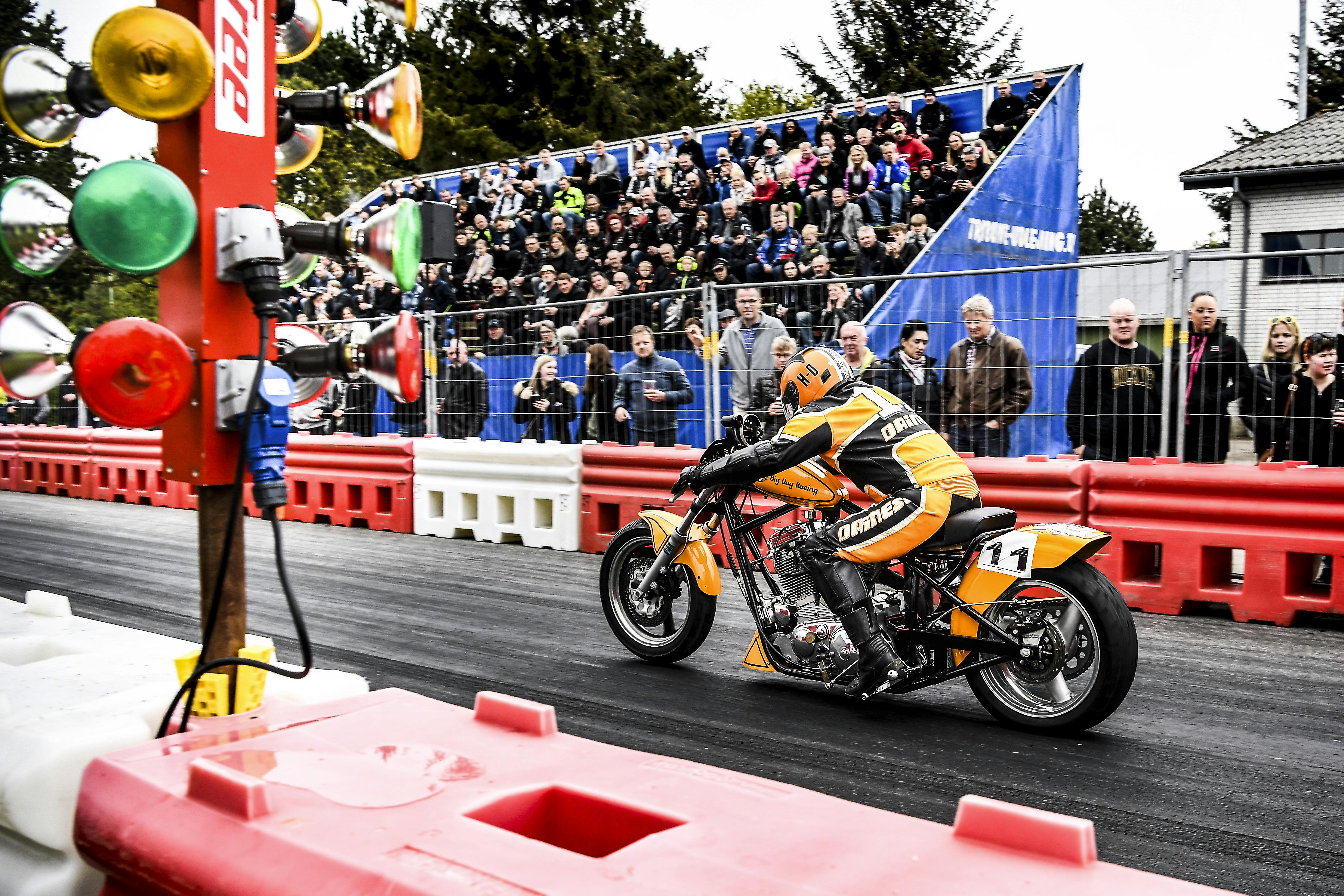 Der blev budt på hestekræfter, dækrøg og brølende motorer fra dragracing, drifting, traktor pulling til udstilling af kromskinnende biler på Allingåbro Motor Festival i 2019. 