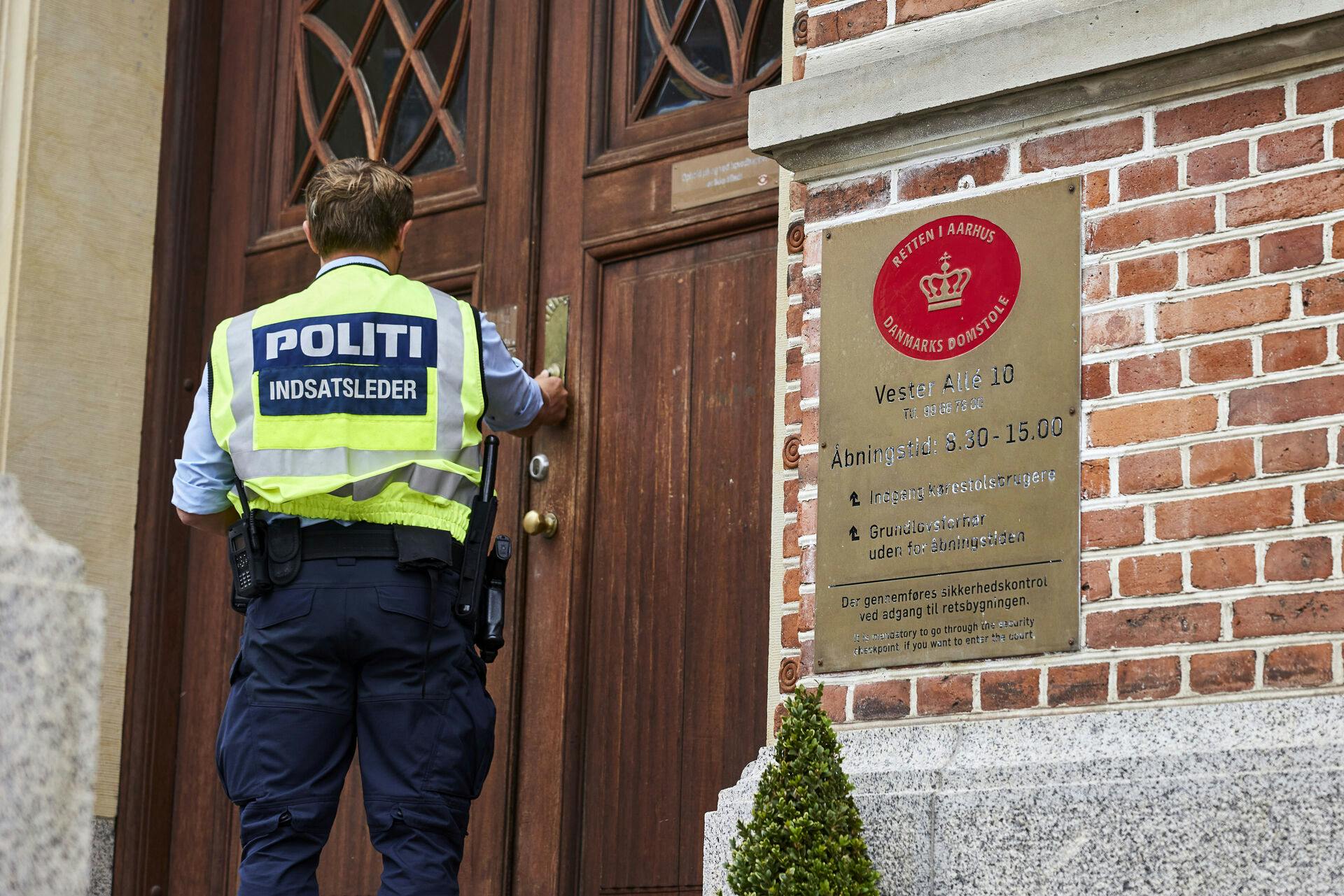 Politiet var endnu engang til stede ved Retten i Aarhus onsdag, hvor der skulle afsiges endelig dom i sagen mod en 21-årig mand, som blandt andet var under anklage for drabsforsøg og frihedsberøvelse.