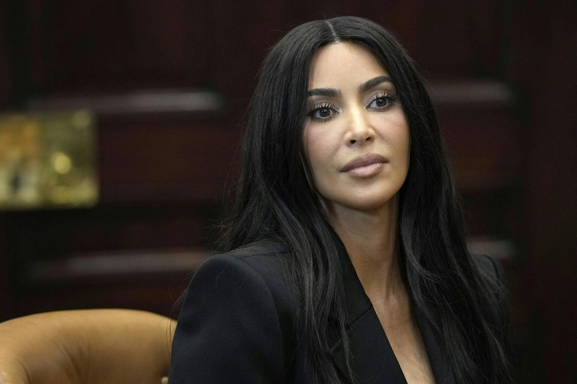 Kim Kardashian kalder sig selv for "enlig mor".