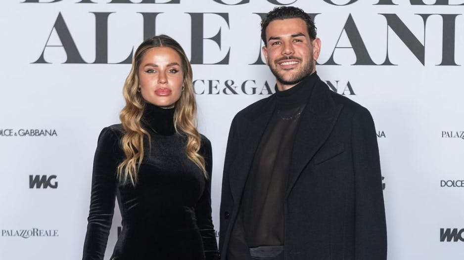 AC Milan-stjernen Theo Hernandez skal være far igen. Det afslører kæresten Zoe Cristofoli på Instagram.