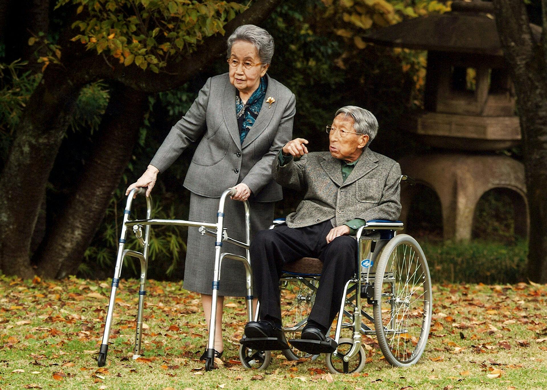 Den japanske prins Mikasa og prinsesse Yuriko ved deres bolig i Tokyo.