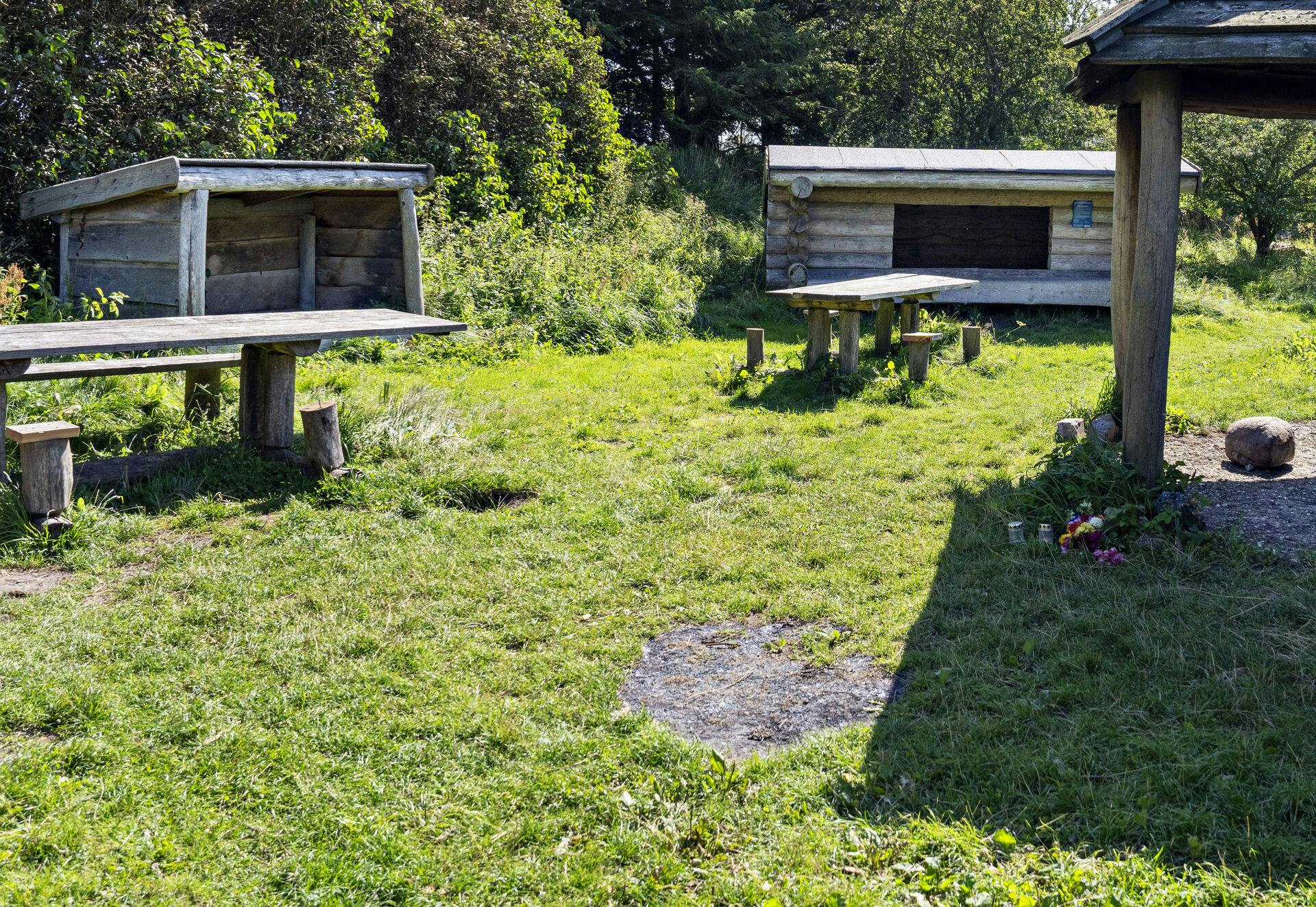 Shelterpladsen hvor en 58-årig mand lørdag blev fundet dræbt ved Vadum nord for Aalborg, fredag den 11. august 2023. Shelterpladsen ligger ikke langt fra Vadum Kirke.. (Foto: Henning Bagger/Ritzau Scanpix)