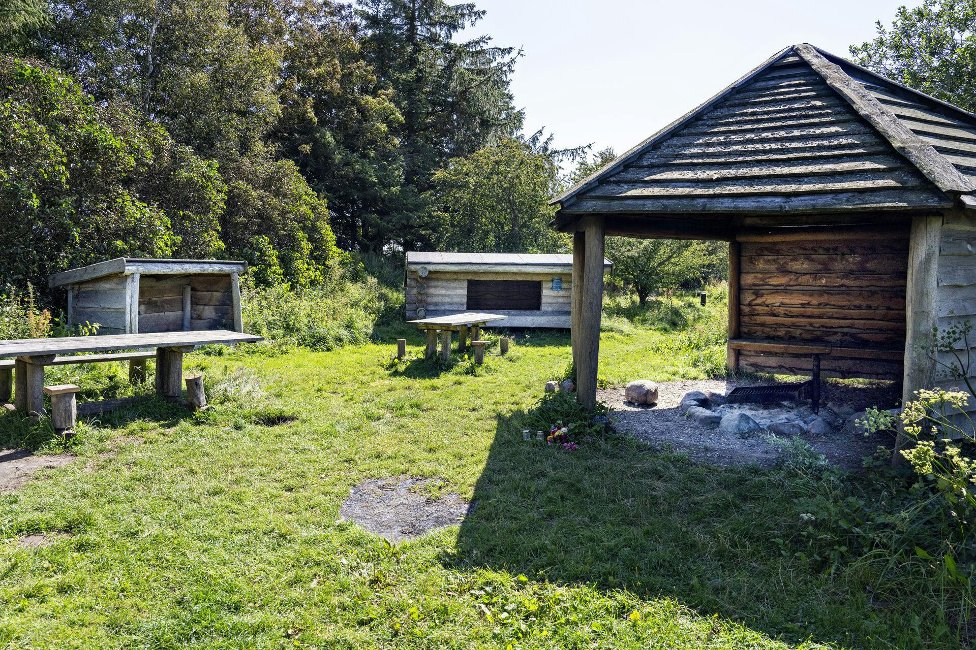 Shelterpladsen hvor en 58-årig mand lørdag blev fundet dræbt ved Vadum nord for Aalborg, fredag den 11. august 2023. Shelterpladsen ligger ikke langt fra Vadum Kirke.. (Foto: Henning Bagger/Ritzau Scanpix)