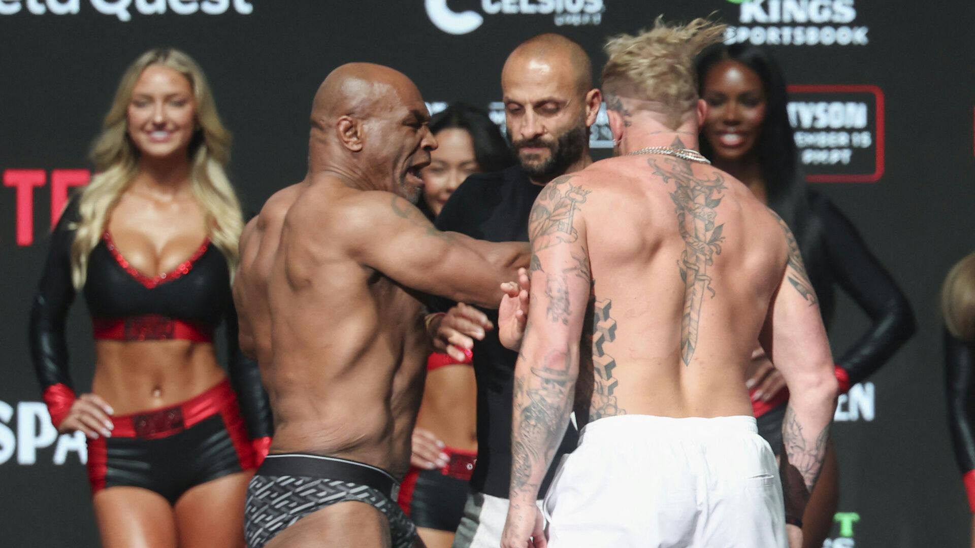 Mike Tyson giver Jake Paul en pædagogisk flad til vejningen forud for fredagens boksekamp.