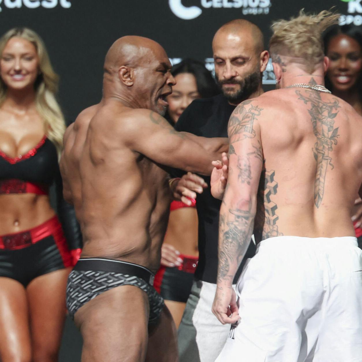 Mike Tyson giver Jake Paul en pædagogisk flad til vejningen forud for fredagens boksekamp.