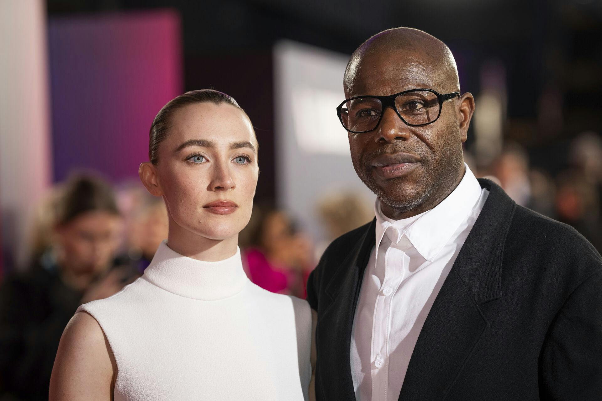 Saoirse Ronan (tv.) og Steve McQueen arbejdede sammen på filmen "Blitz", men det har ikke været meget, skuespillerne har set til instruktøren. Han var nemlig sengeliggende.