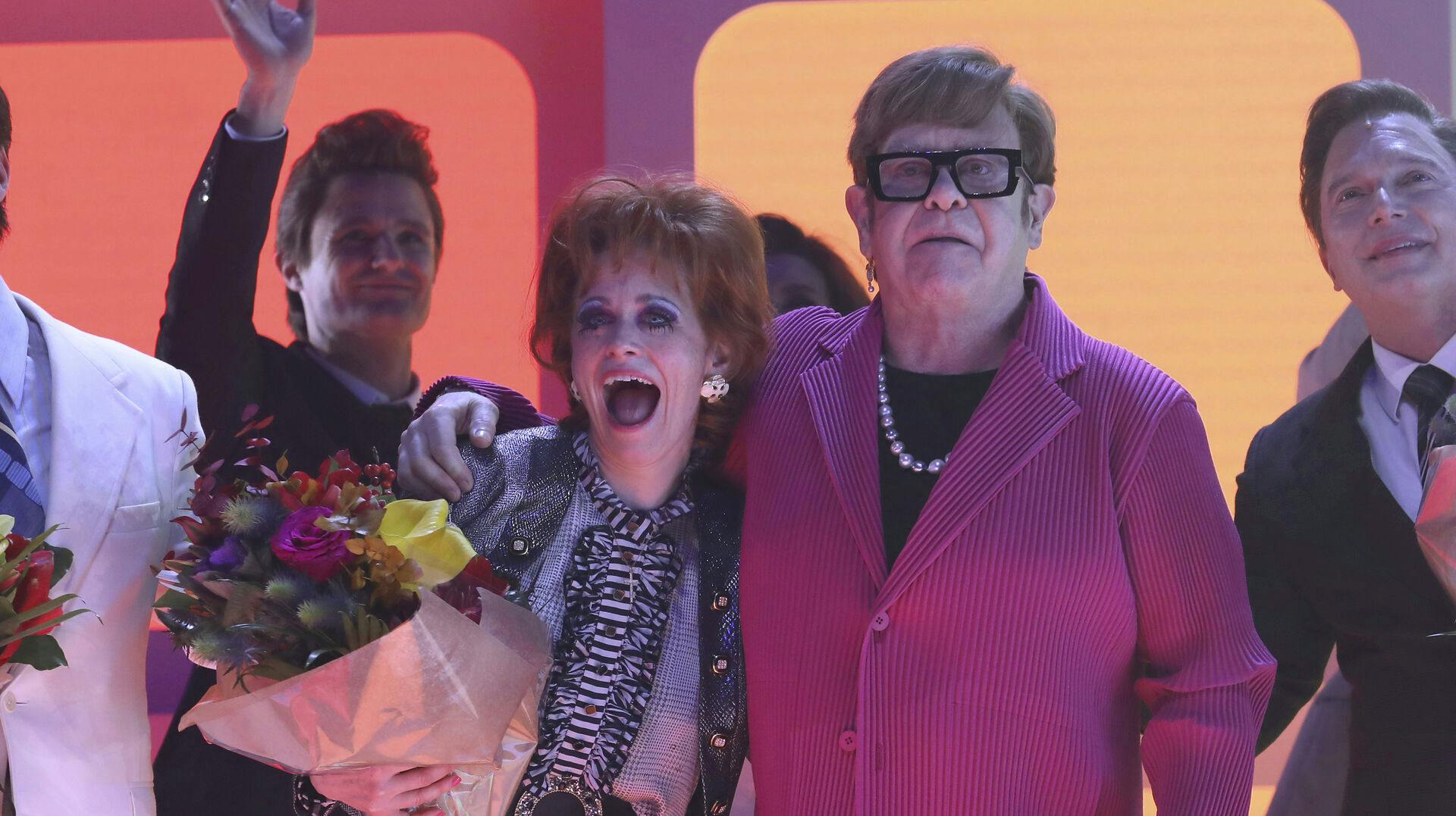 Katie Brayben (t.v.) og en noget lettere Elton John ved åbningen torsdag i New York af forestillingen "Tammy Faye".