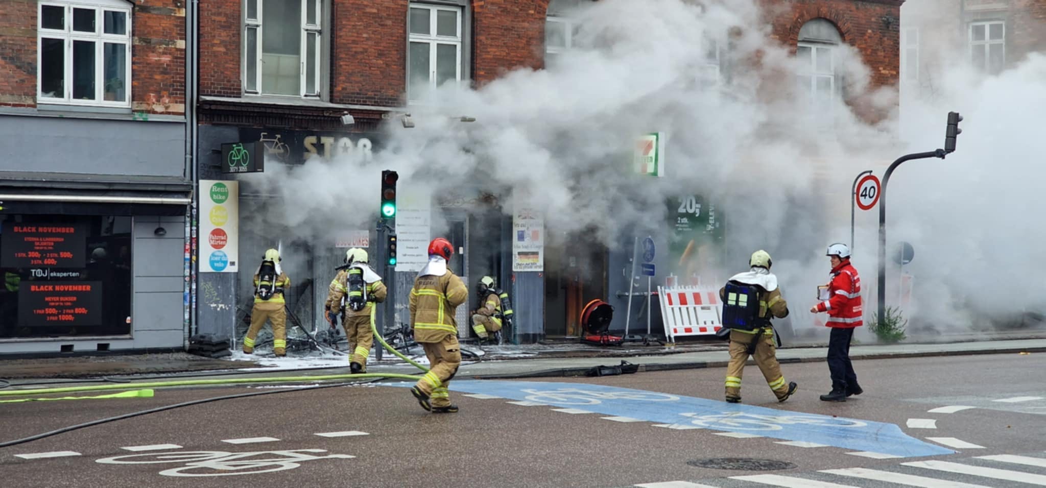 Brandvæsenet arbejder lige nu på at få kontrol over ilden på Nørrebrogade.