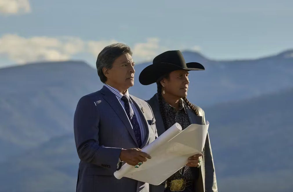 Gil Birmingham som Thomas Rainwater og Mo Brings Plenty som Mo i 'Yellowstone'.