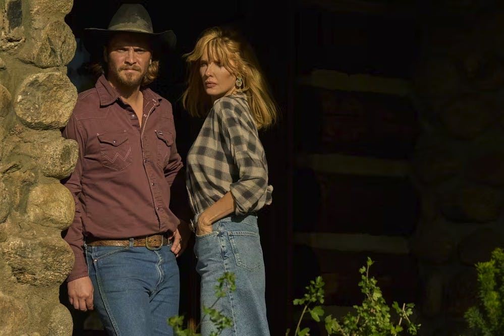 Luke Grimes og Kelly Reilly i 'Yellowstone' sæson 5 del 2.