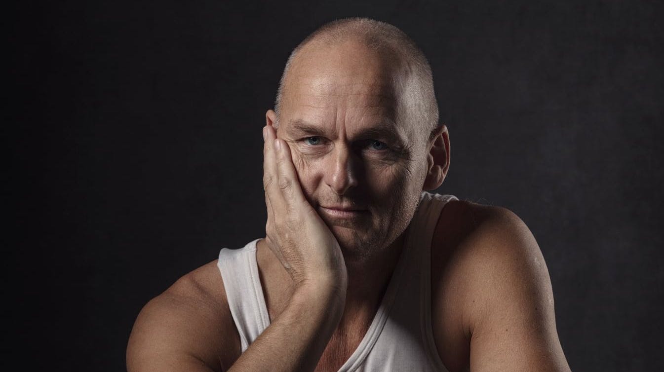 Carlos mener, at man bør knalde ved siden af uden dårlig samvittighed.