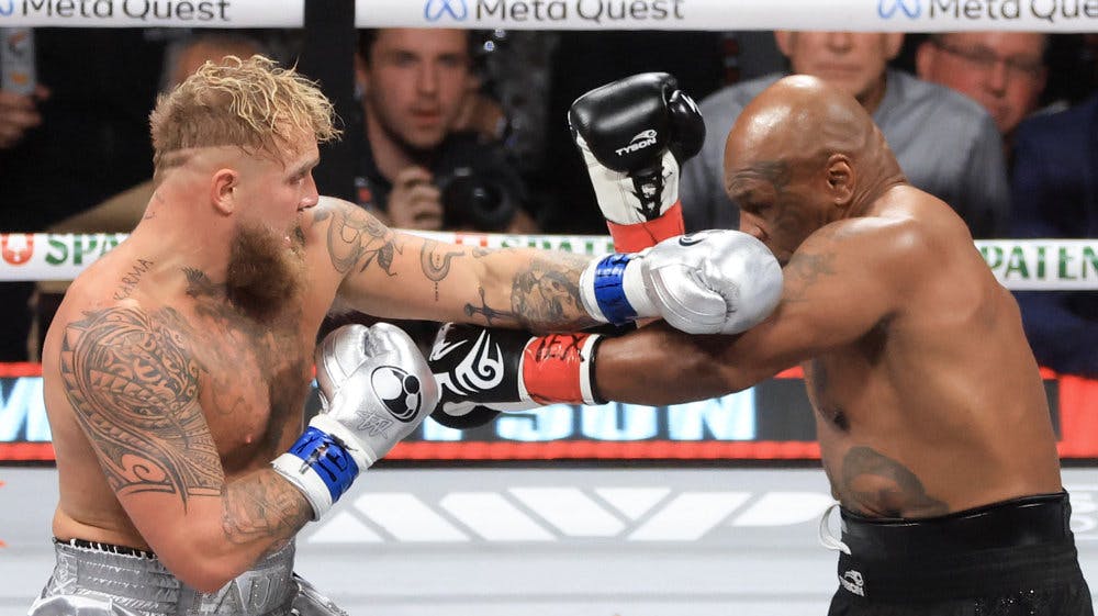 Jake Paul (til venstre) var i kontrol i stort set hele kampen mod Mike Tyson (til højre). 