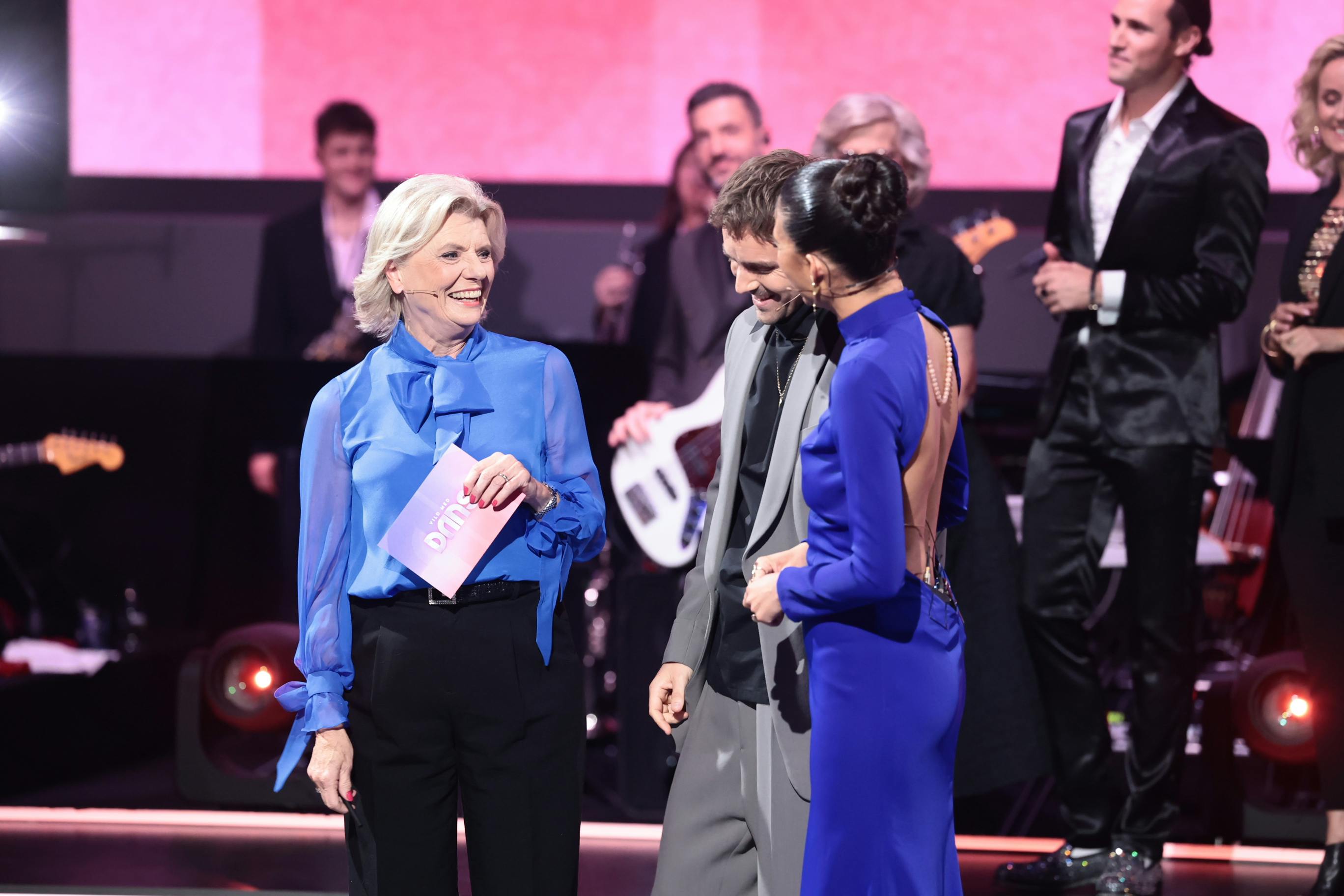 Anne Laxholm formåede at få hele salen til at grine, da hun kommenterede på, at Martin Johannes Larsen faktisk ikke havde glemt trøjen under jakken denne gang.