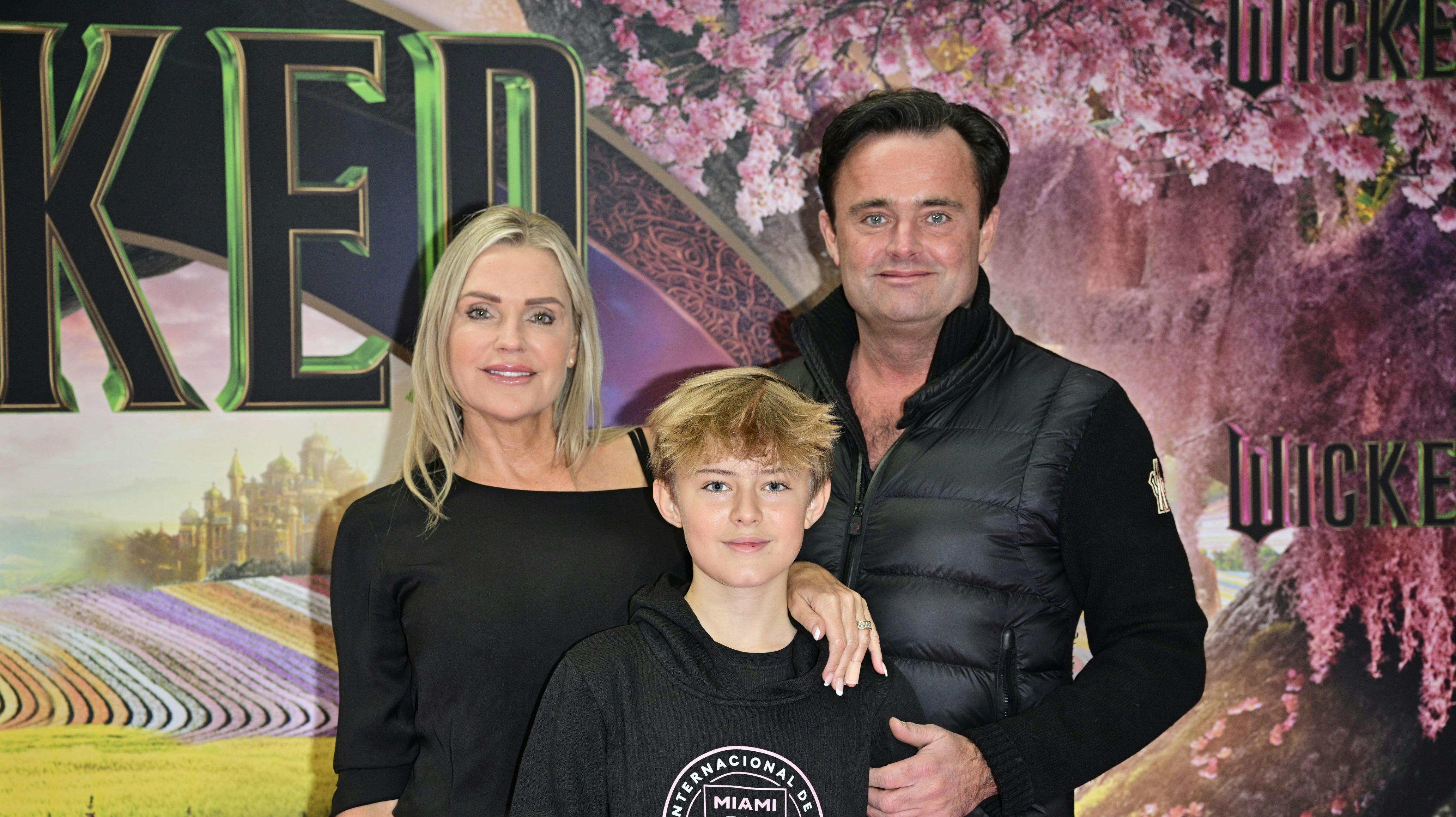 Janni Ree havde taget kæresten Jeppe Stokholm og hans søn Martin med til premieren på filmen "Wicked".