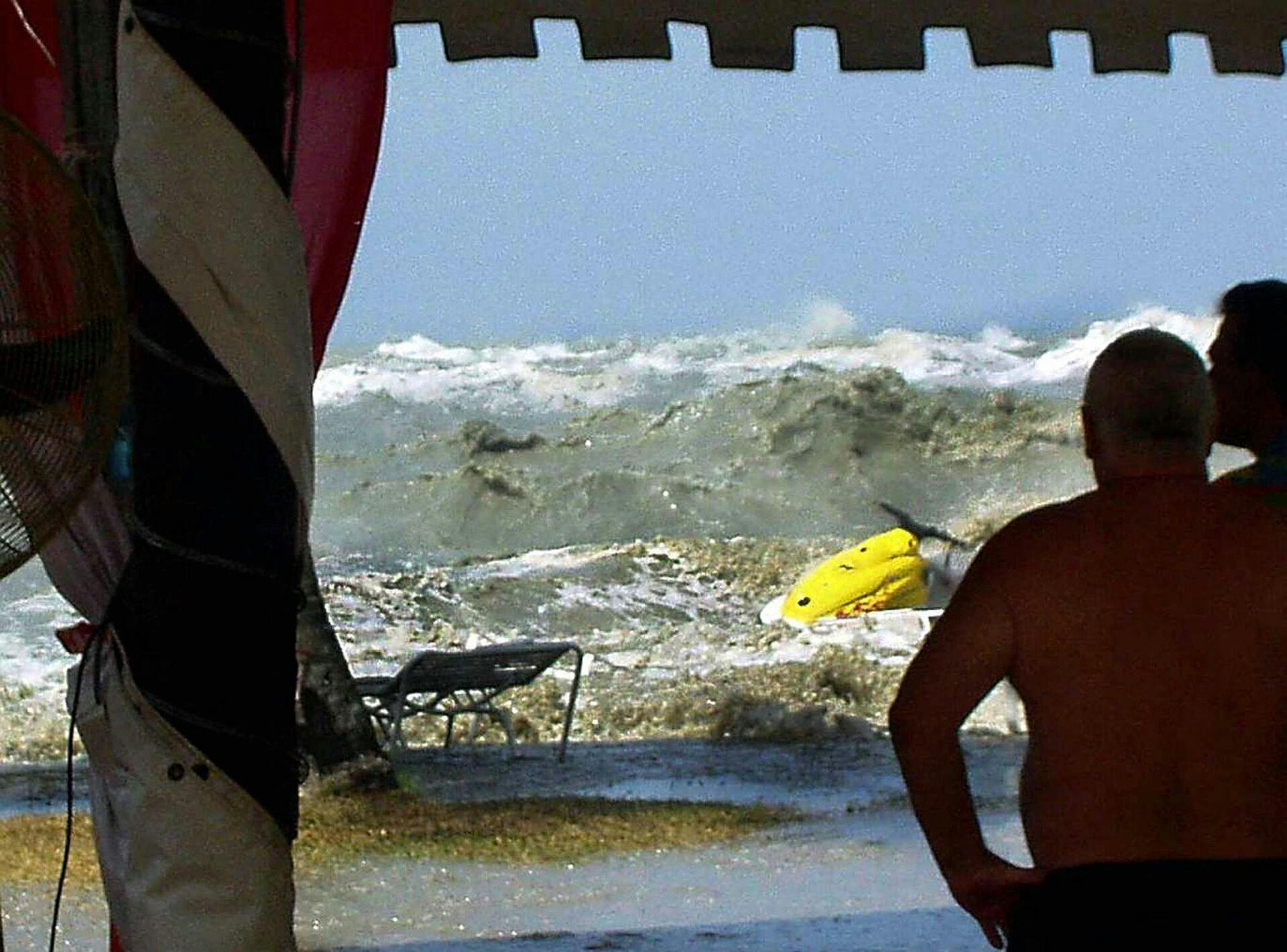 (MALAYSIA OUT) This photograph taken by tourist Eric Skitzi shows a tsunami wave hitting the beach of Batu Ferringhi on Penang island, Malaysia, 26 December 2004. The tsunami, which killed some 65 people in Malaysia, also slammed into the coastline of Thailand killing at least 1, 600 people there following a massive 9.0 magnitude earthquake off the coast of Indonesia's Sumatra island.   MALAYSIA OUT  AFP PHOTO