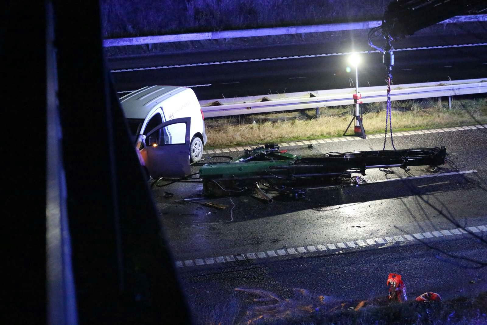 En lastbil med kran har mandag aften påkørt en motorvejsbro på Vestmotorvejen. 