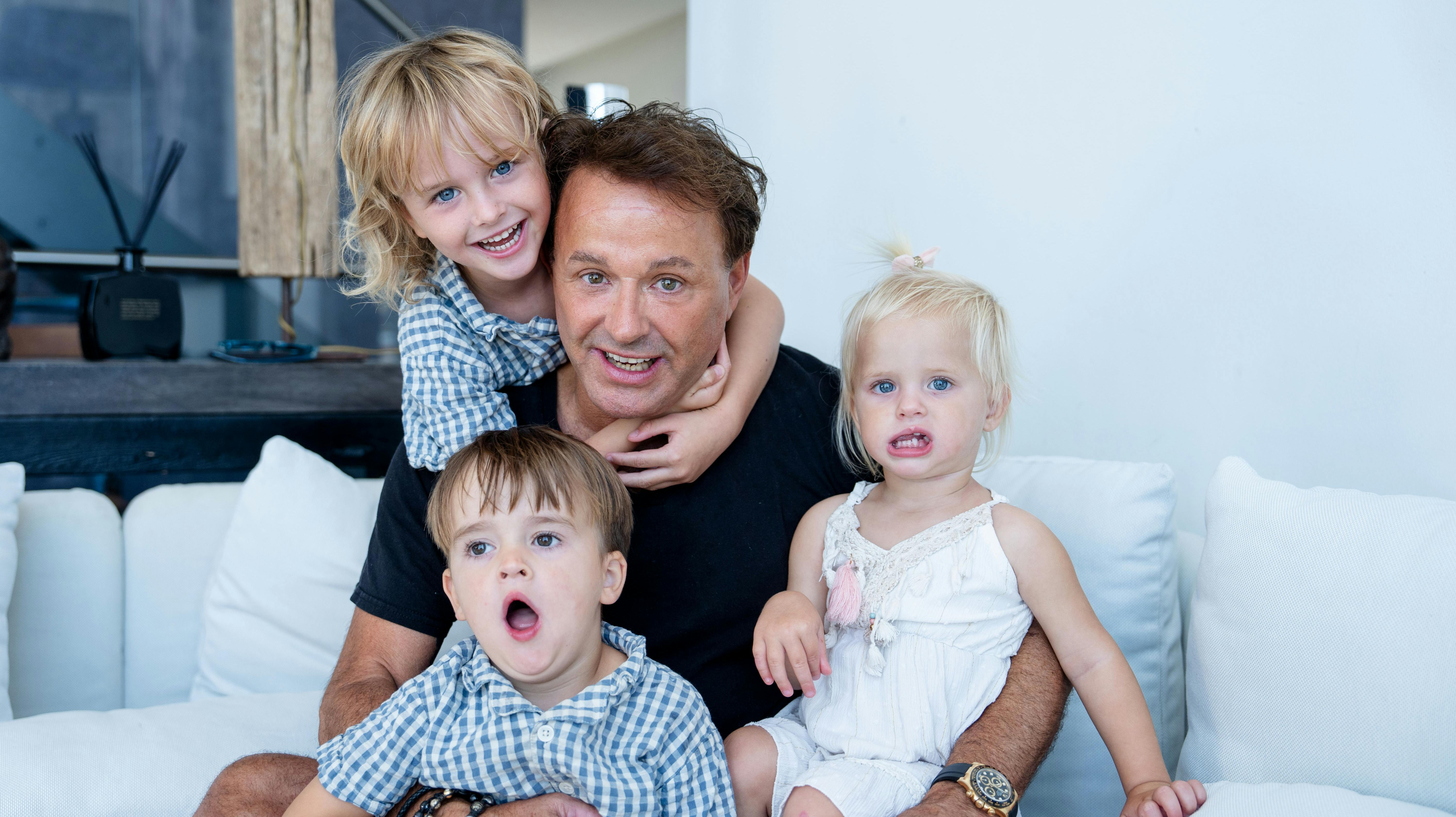 Dennis Knudsens plan om at rykke familien til Thailand tre måneder om året er kommet et stort skridt tættere på. Kendisfrisøren har nemlig købt en villa på øen Koh Samui.