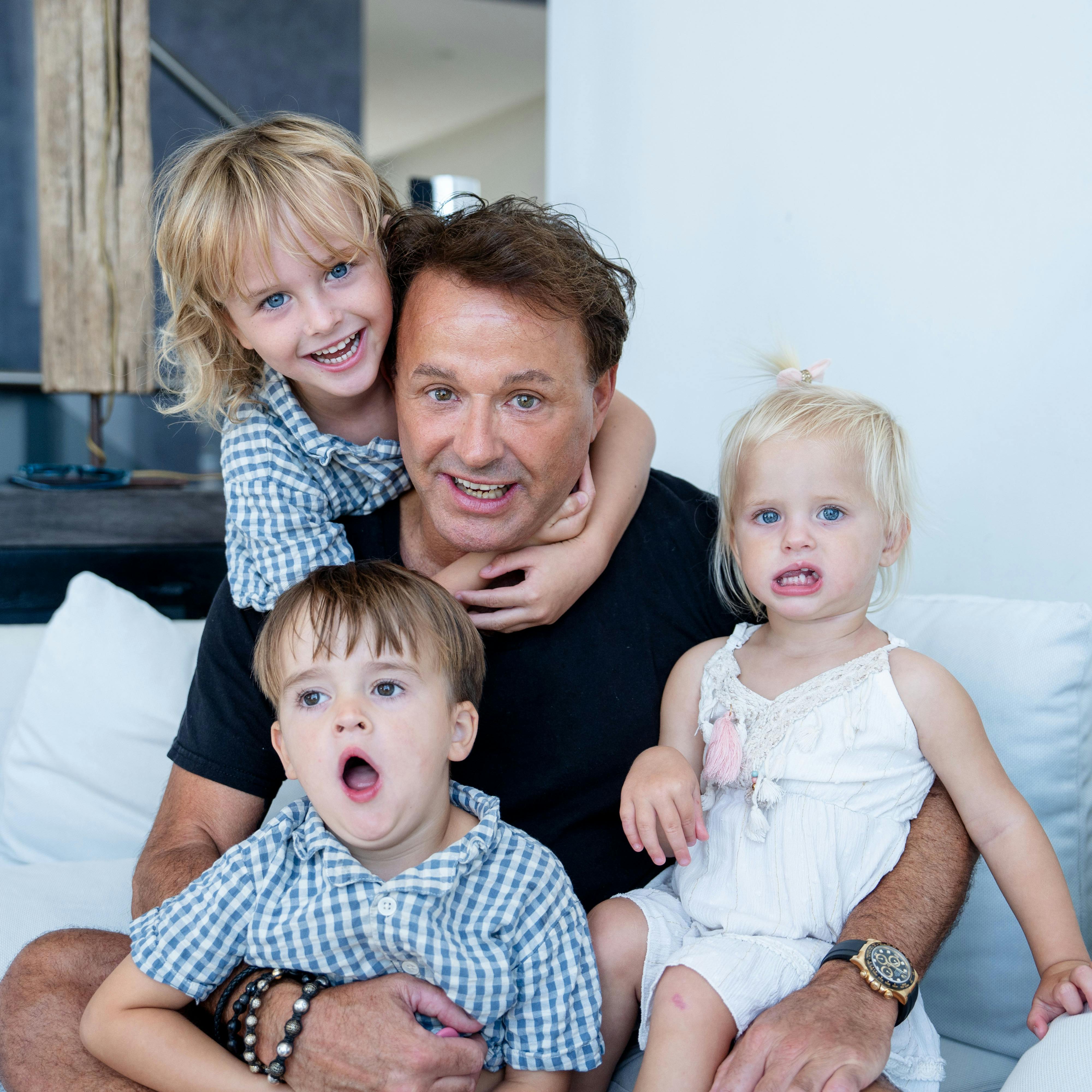 Dennis Knudsens plan om at rykke familien til Thailand tre måneder om året er kommet et stort skridt tættere på. Kendisfrisøren har nemlig købt en villa på øen Koh Samui.