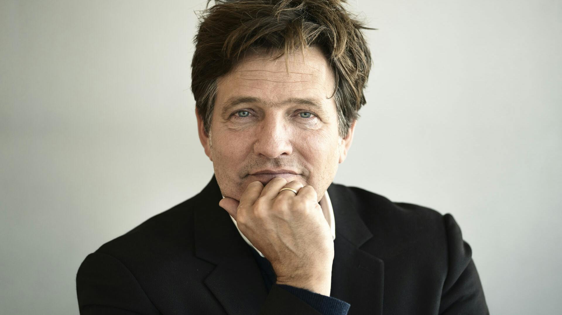 Thomas Vinterberg ved pressemøde på Thomas Vinterbergs TV2-dramaserie Familier som vores i København, torsdag den 3. oktober 2024. Serien har danmarkspremiere søndag 20. oktober på TV 2 Play og TV 2. (Foto: Thomas Traasdahl/Ritzau Scanpix)