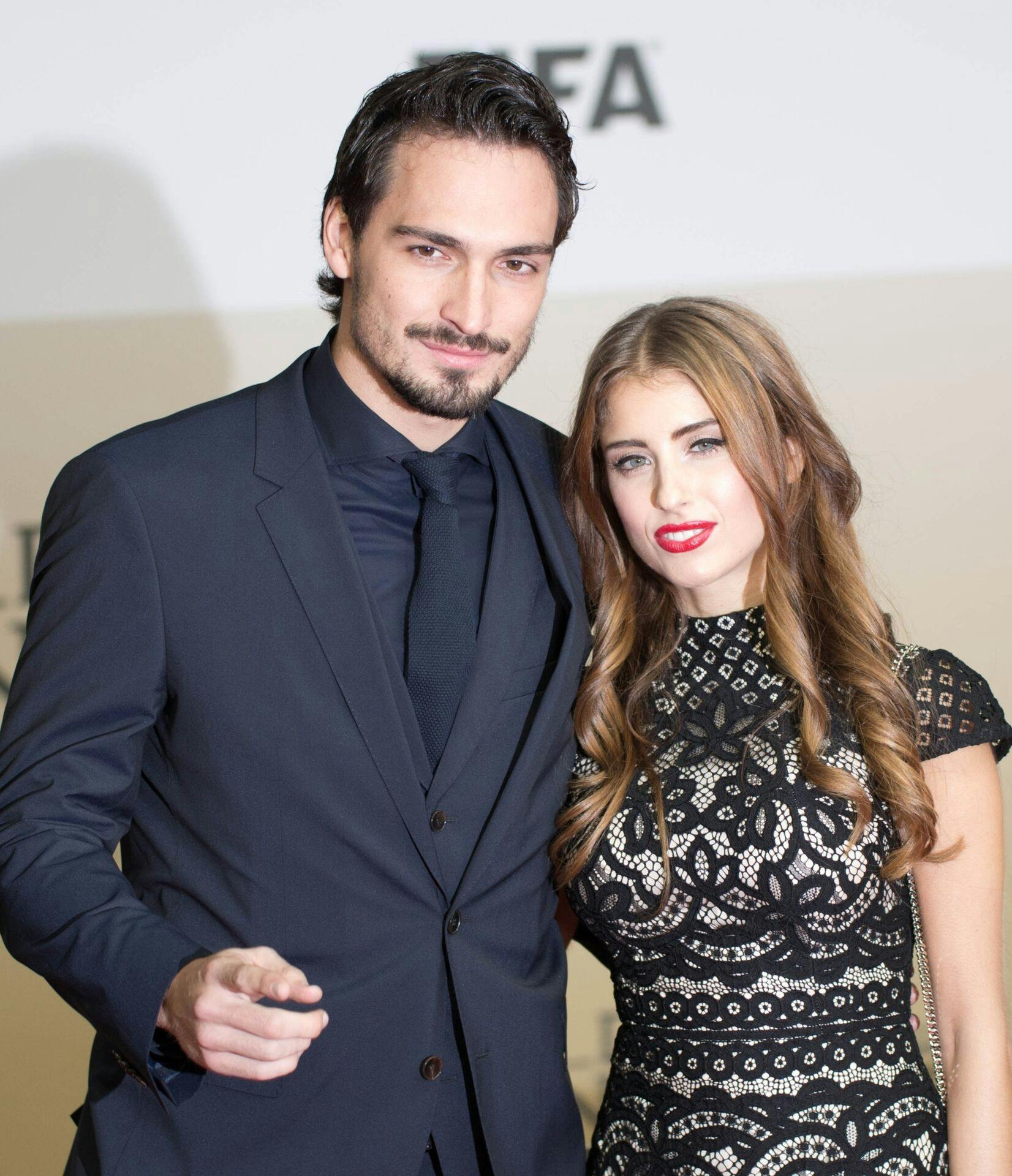 ARCHIV - Fußballer Mats Hummels und seine Freundin Cathy Fischer kommen am 10.11.2014 zur Weltpremiere des Films "Die Mannschaft" in Berlin. Photo by: Jörg Carstensen/picture-alliance/dpa/AP Images