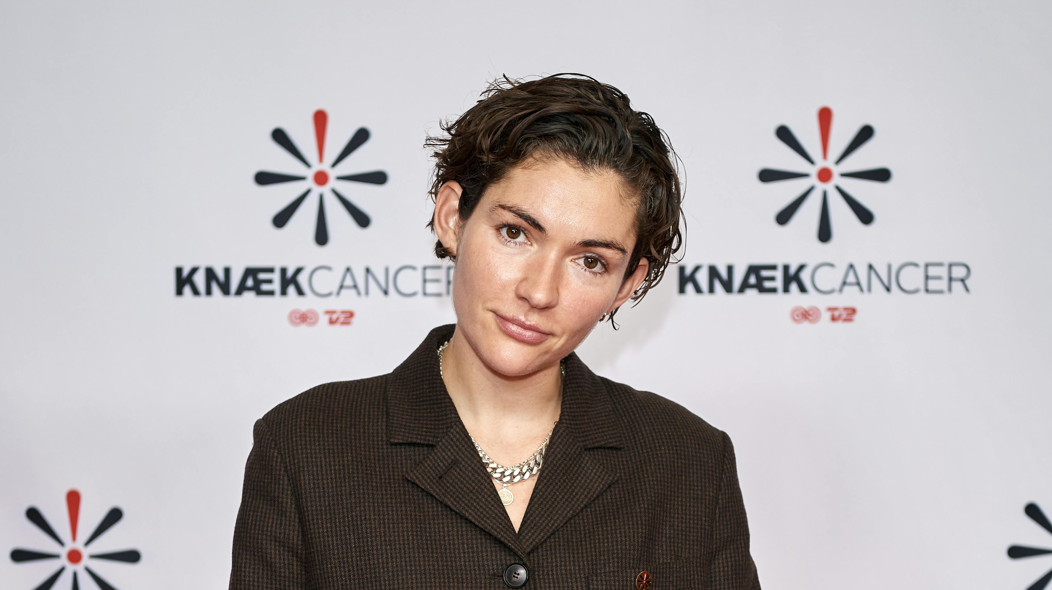 Opgavebeskrivelse: Knæk Cancer showSted: Studierne på Filmstationen, Flyvestation VærløseFotograf: Lars H. LaursenJournalist: Alexander Borch Nielsen og Laura Dalgård HansenOptagelsedato: 2021.30.10