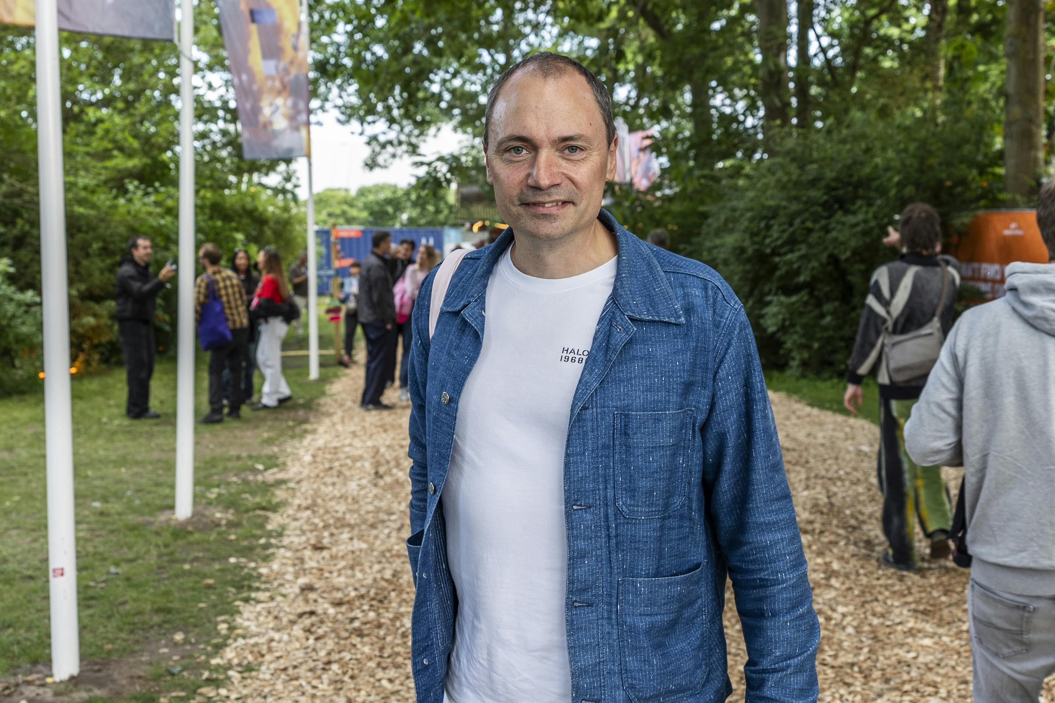 Kvinden som Tommy Ahlers kyssede på og kaldte sin "veninde" på Roskilde Festival, er faktisk den kæreste, som han skriver om i selvbiografien "Uperfekt".