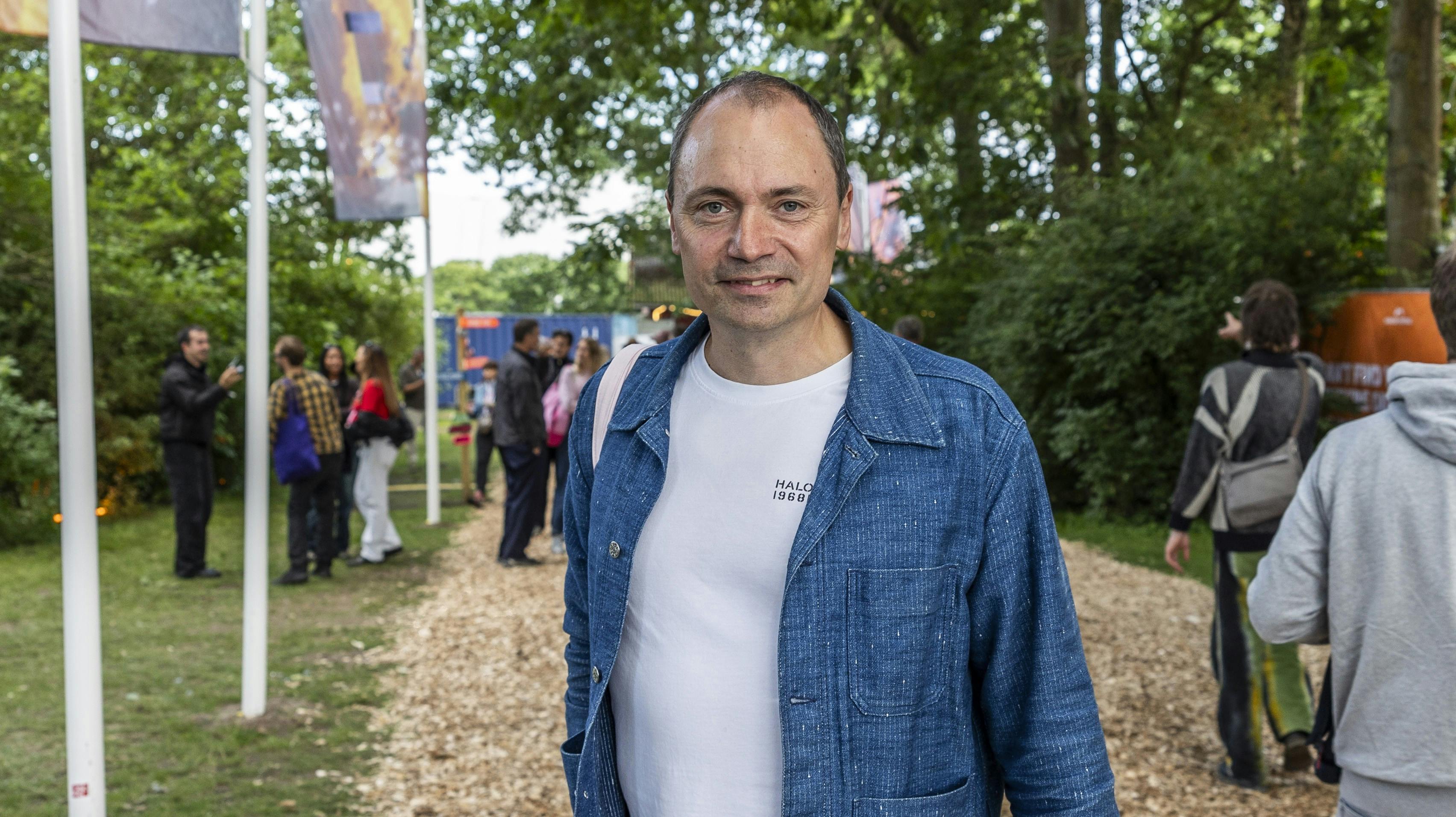 Kvinden som Tommy Ahlers kyssede på og kaldte sin "veninde" på Roskilde Festival, er faktisk den kæreste, som han skriver om i selvbiografien "Uperfekt".