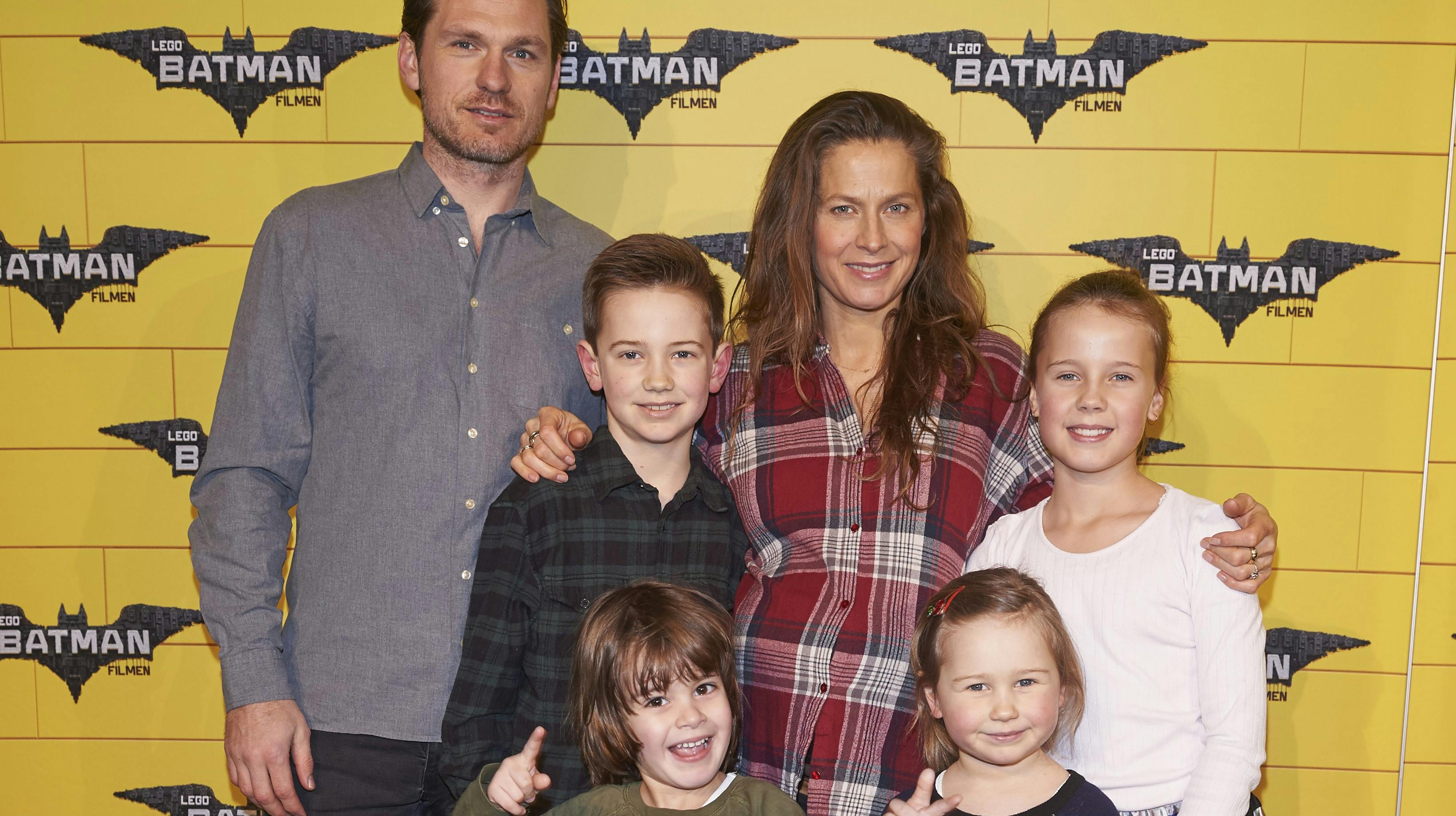 Tilbage i 2017 var sønnen Oskar (øverst til venstre af børnene, red) med til premiere på "LEGO Batman". Nu er han med på GOG's førstehold.