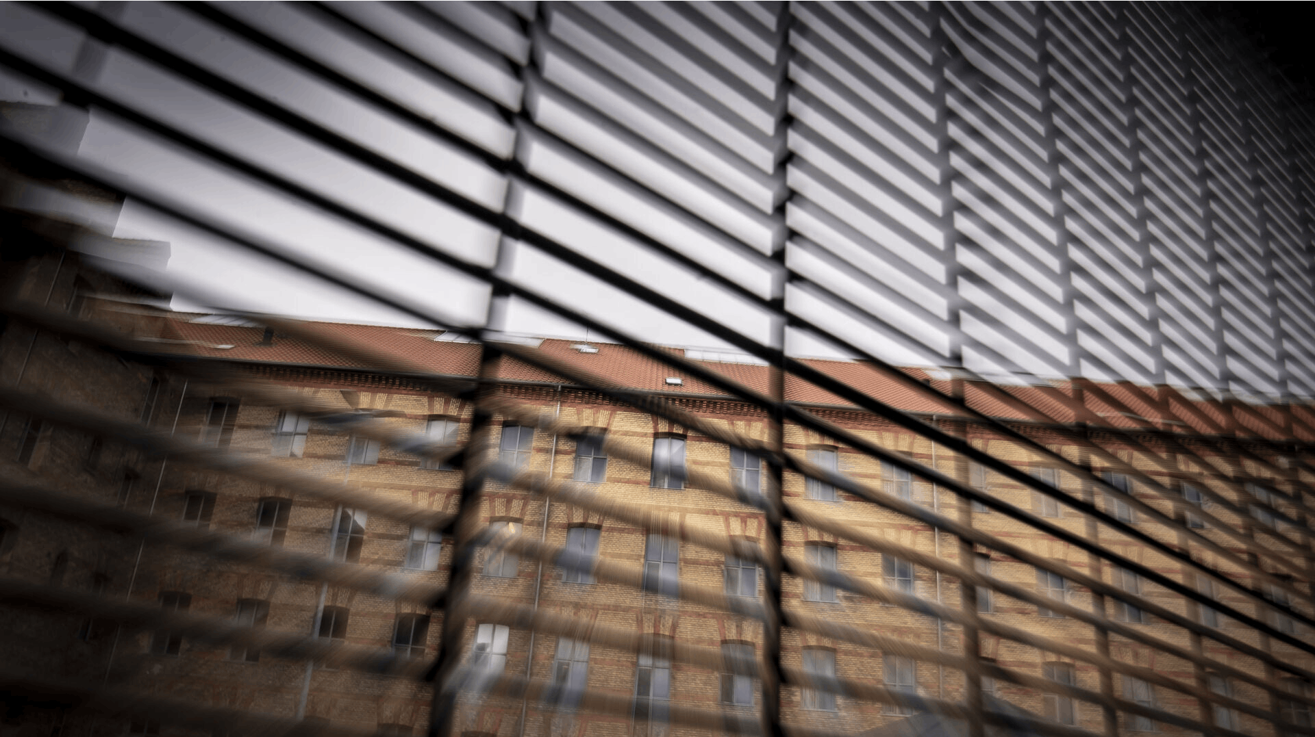 De næstkommende år bliver fængslet hjem for en 21-årig mand, efter han fredag modtog sin endelige dom i en sag om fysisk og psykisk vold, trusler og besiddelse af en skarpladt pistol.