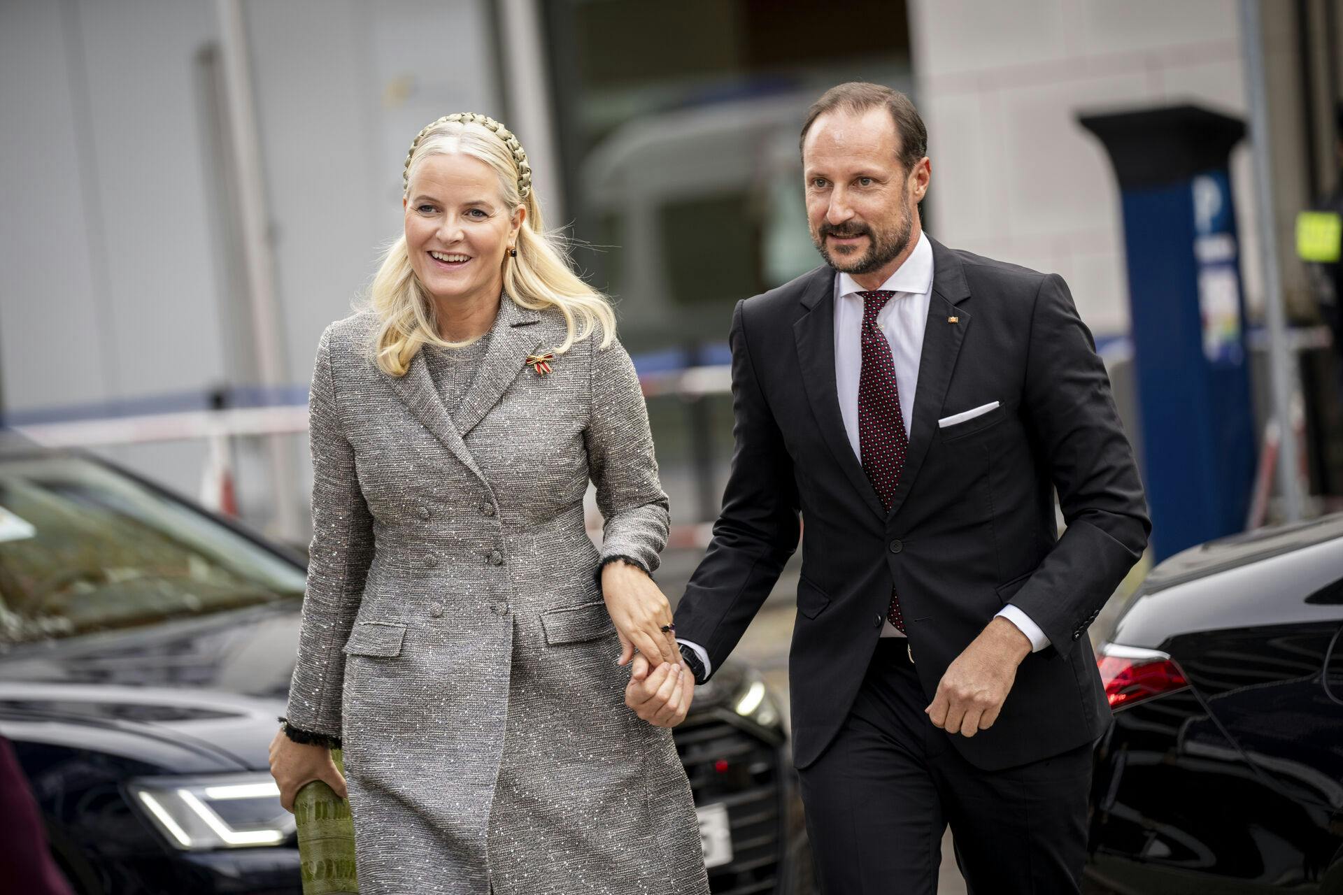 Norges kronprins Haakon og kronprinsesse Mette-Marit er i den grad også ramt af Marius Borg Høibys skandaler.