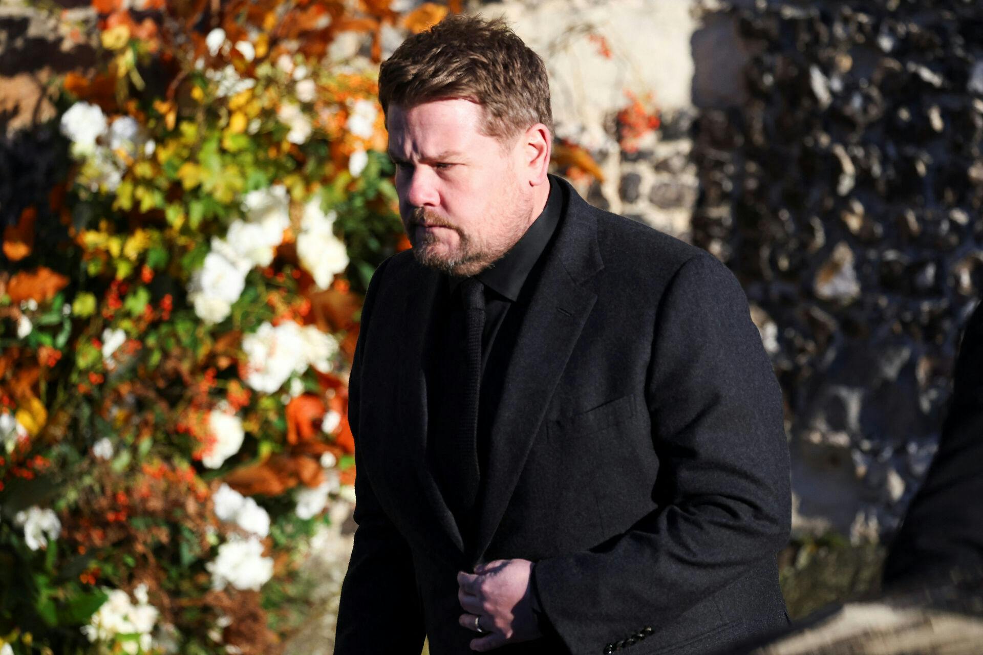 En knust James Corden forlader kirken.