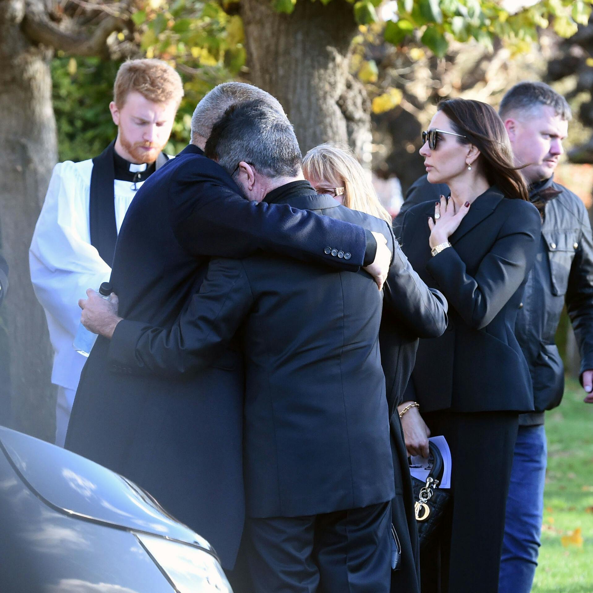 Simon Cowell krammede kærligt Liam Paynes forældre, Karen og Dad Geoff efter ceremonien i kirken.