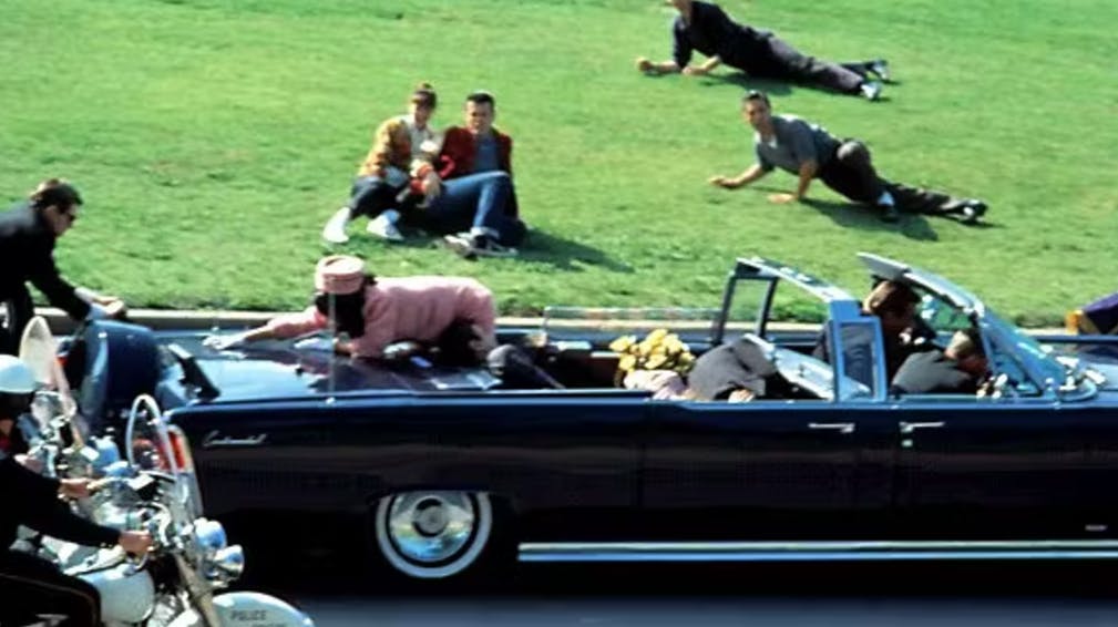 Et billede fra den såkaldte Zapruder-film, der blev optaget af Abraham Zapruder. Videoen viser med al gru, hvordan det dræbende skud ramte præsidenten.