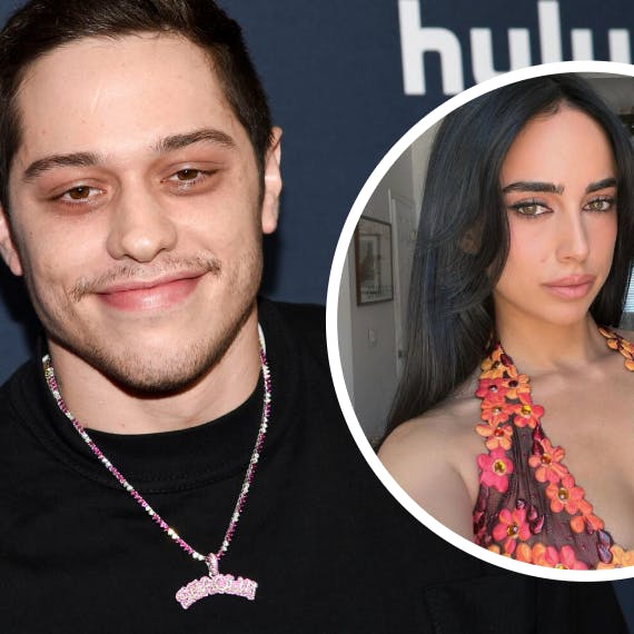 Maria Georgas og Pete Davidson er ikke kærester, slår hun fast.