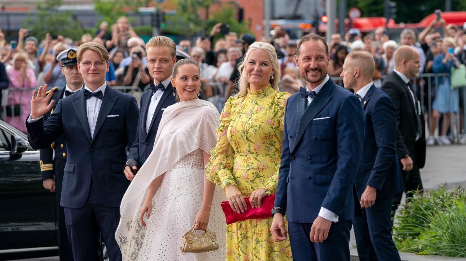 Kan du også se sprækkerne? De har aldrig været større i det kongelige glansbillede i Norge.