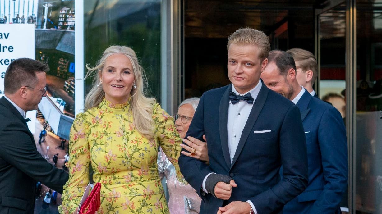 Kronprinsesse Mette-Marit er tidligere i sagens forløb blevet beskyldt for at hjulpet sin søn lidt for meget. Spørgsmålet er, om hun kan redde Marius efter den seneste meget alvorlige udvikling.