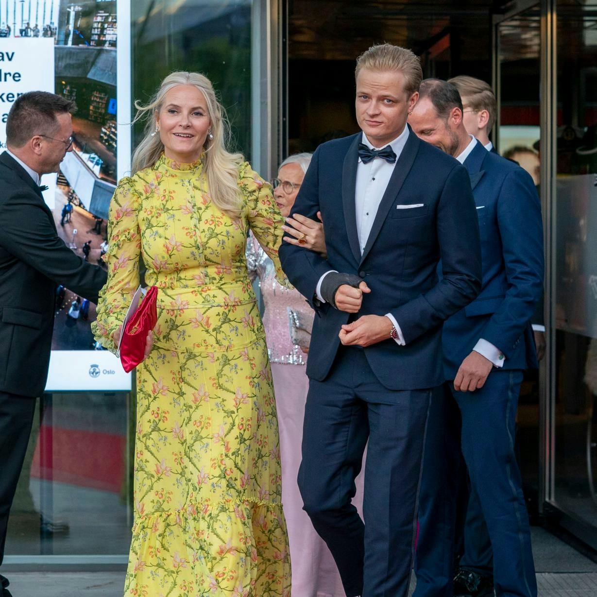 Kronprinsesse Mette-Marit er tidligere i sagens forløb blevet beskyldt for at have hjulpet sin søn lidt for meget. Spørgsmålet er, om hun kan redde Marius efter den seneste meget alvorlige udvikling.