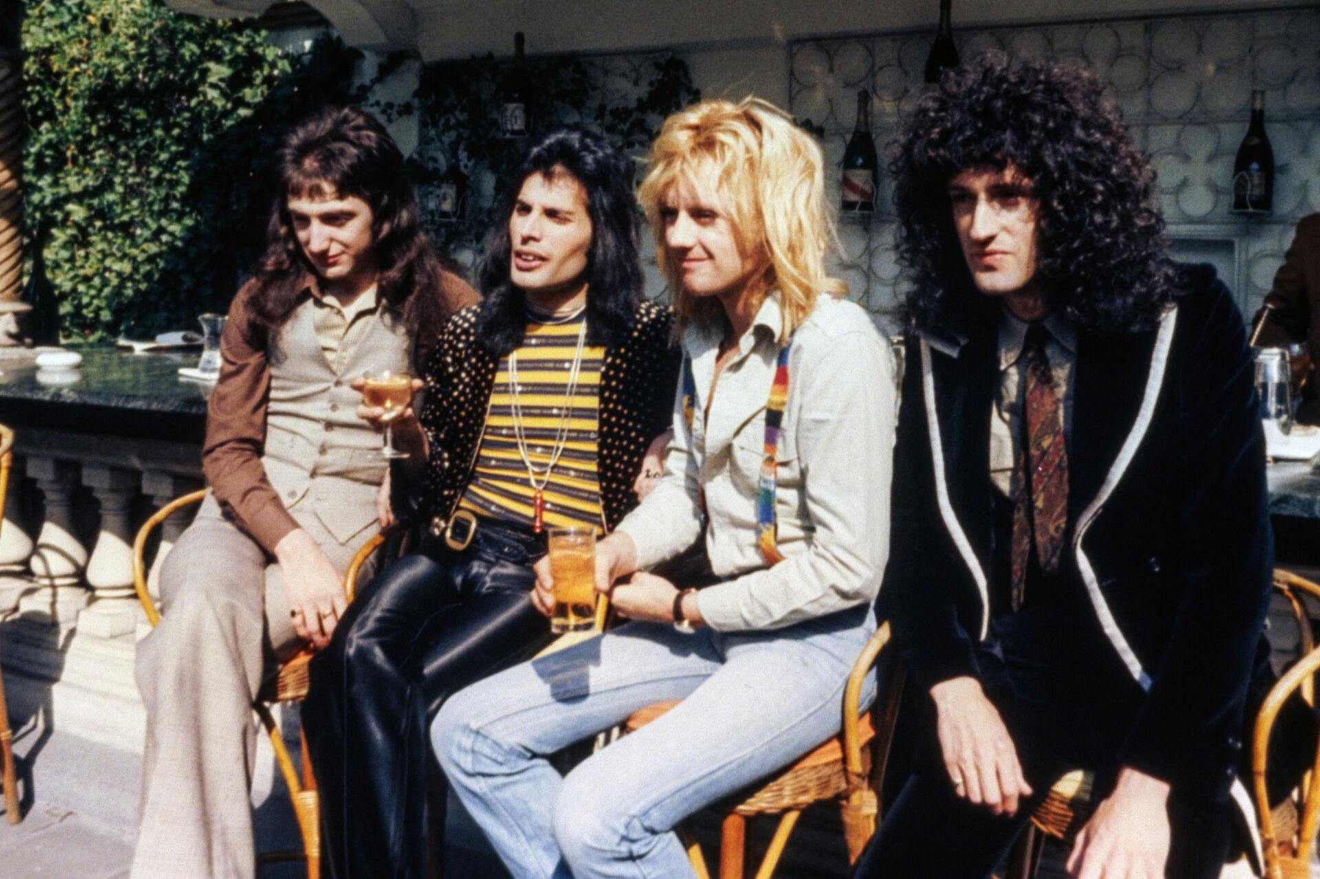 British Rock band "Queen" (from L), John Deacon, Freddie Mercury, Roger Taylor and Brian May pose after receiving a British Phonographic Institute Platinum, Gold and Silver award for record sales in London on September 8, 1976. Press Association / AFP