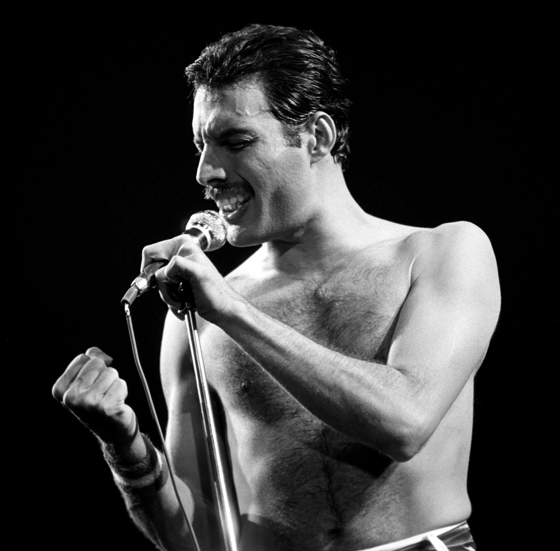 Freddie Mercury of Queen performing at the Spectrum in Philadelphia, PA. July 24, 1982. © mpi09 / MediaPunch /IPX