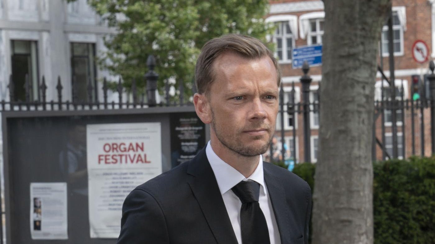 Peter Hummelgaards far er under anklage i den kommende bog, men fik aldrig mulighed for at tage til genmæle. Justitsministeren har nemlig afbrudt al kontakt med faren, efter både han og moderen angiveligt var udsat for vold i hjemmet.