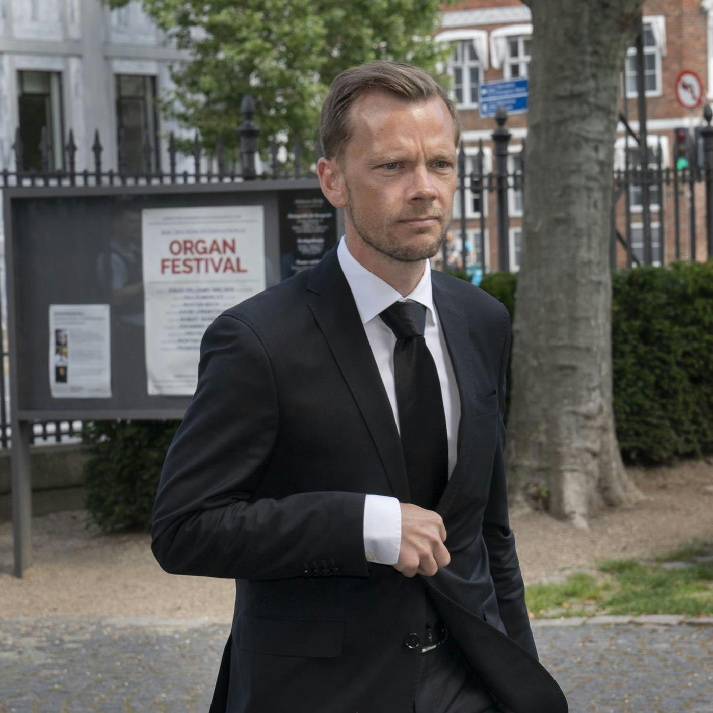 Peter Hummelgaards far er under anklage i den kommende bog, men fik aldrig mulighed for at tage til genmæle. Justitsministeren har nemlig afbrudt al kontakt med faren, efter både han og moderen angiveligt var udsat for vold i hjemmet.