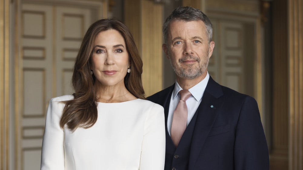 Kong Frederik og dronning Mary har fået taget civilportrætter. 
