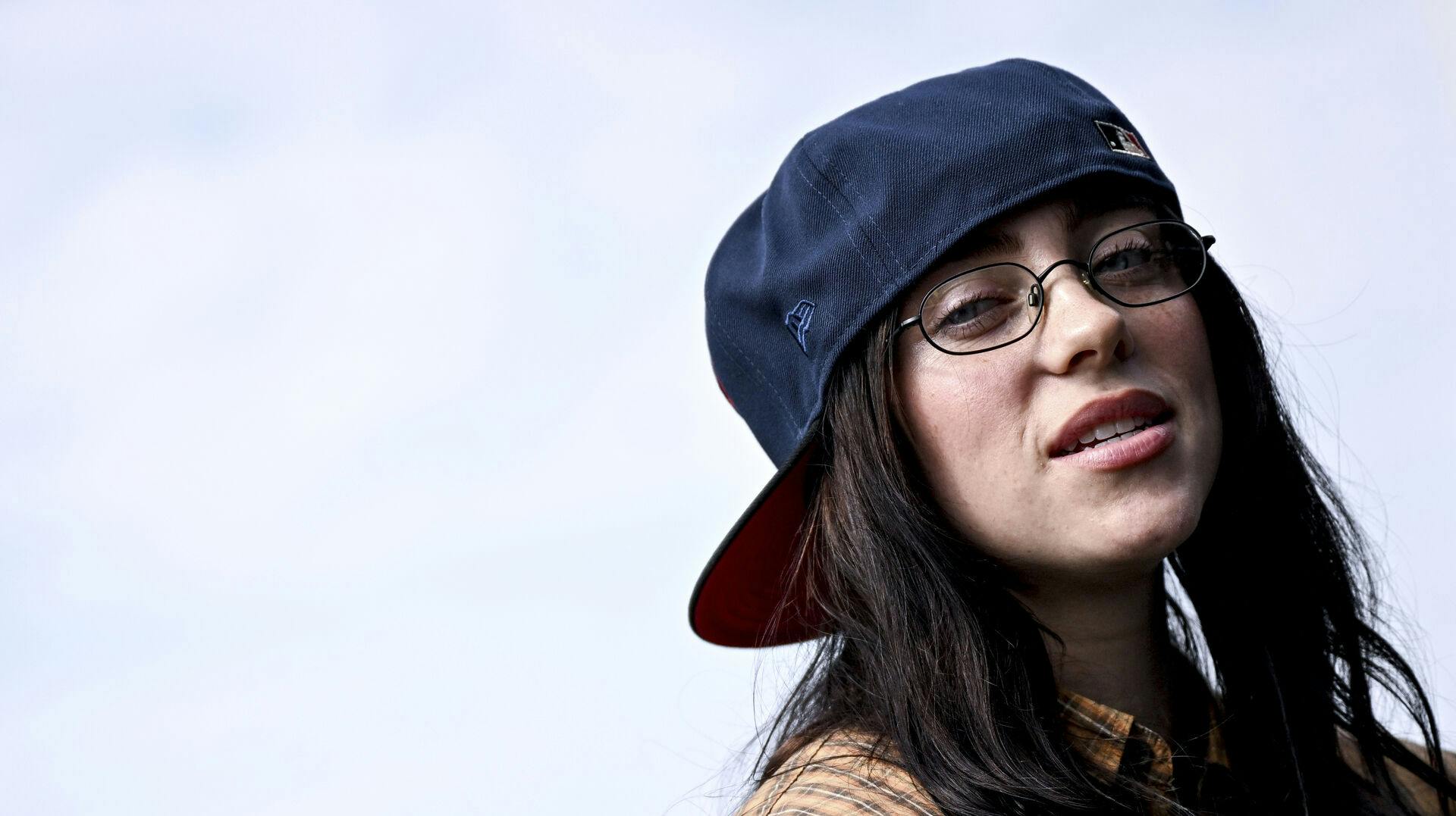 Billie Eilish sætter nu ord på den tragiske bilulykke, der kostede to teenagere livet.
