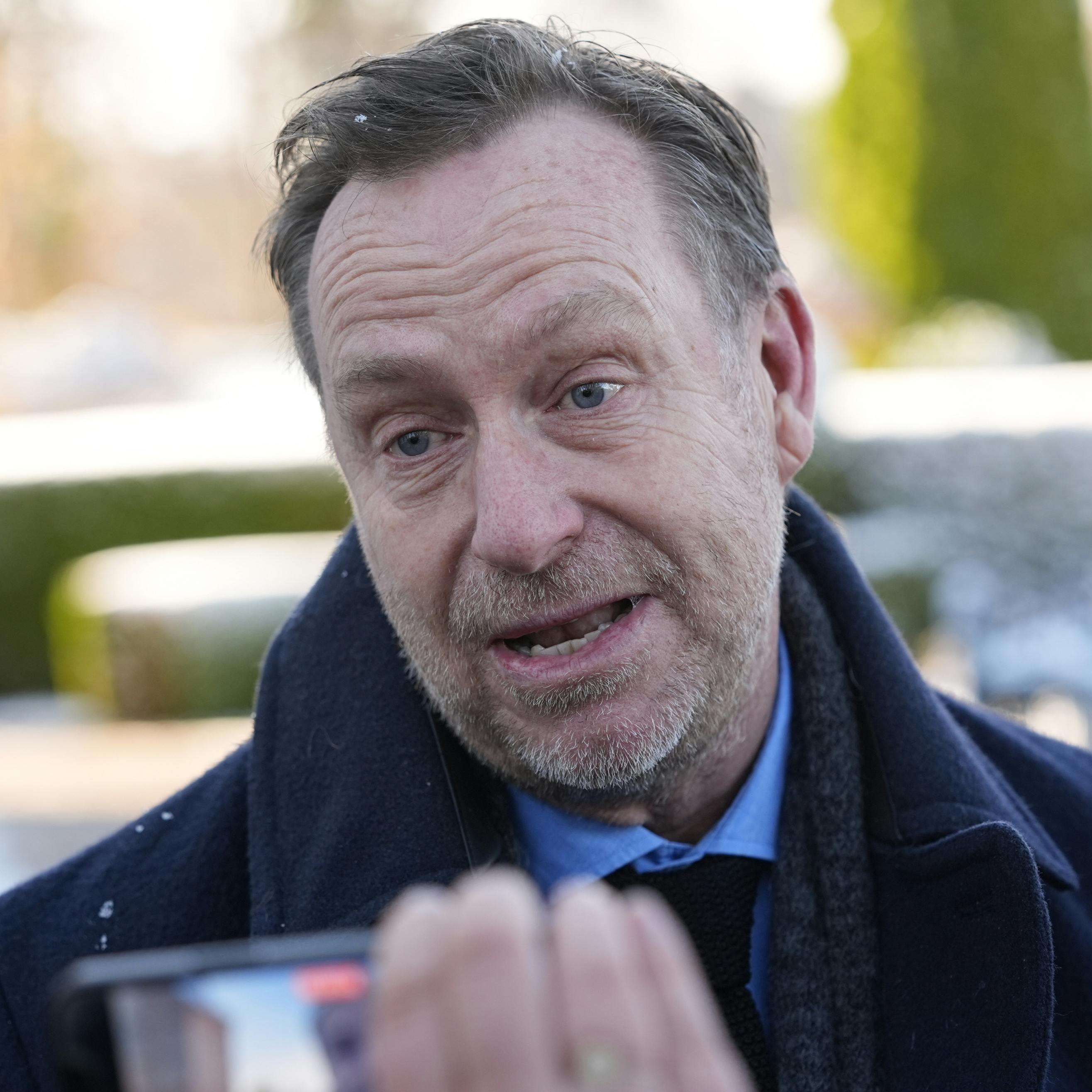 Det er en meget bevæget Adam Price, der ankommer til Søllerød Kirke og fortælle pressen om sit forhold til Bent Mejding.