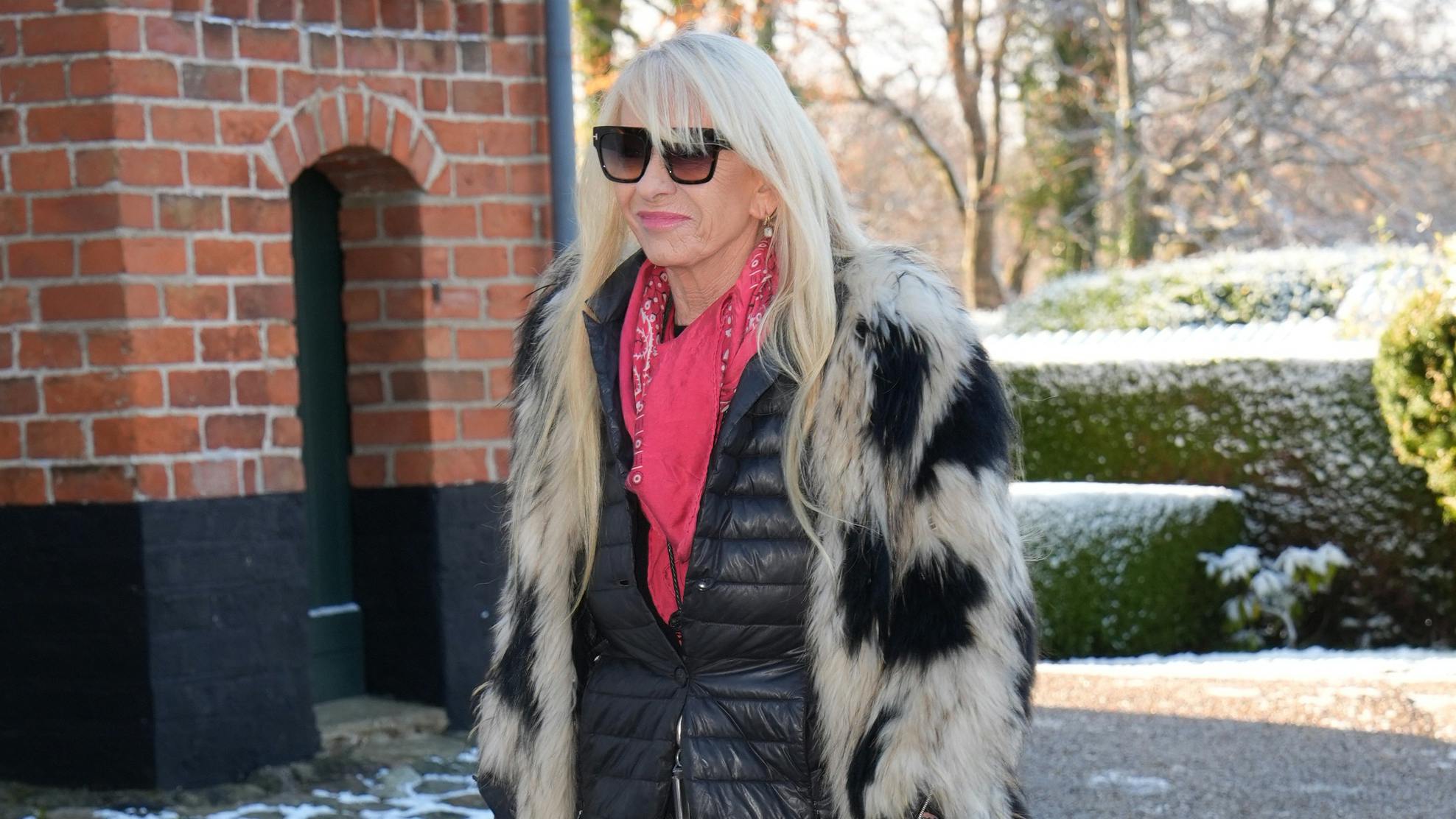 Sanne Salomonsen viste sin støtte ved Bent Mejdings bisættelse. Ikke mindst for veninden Susse Wold, der har mistet sin mand.