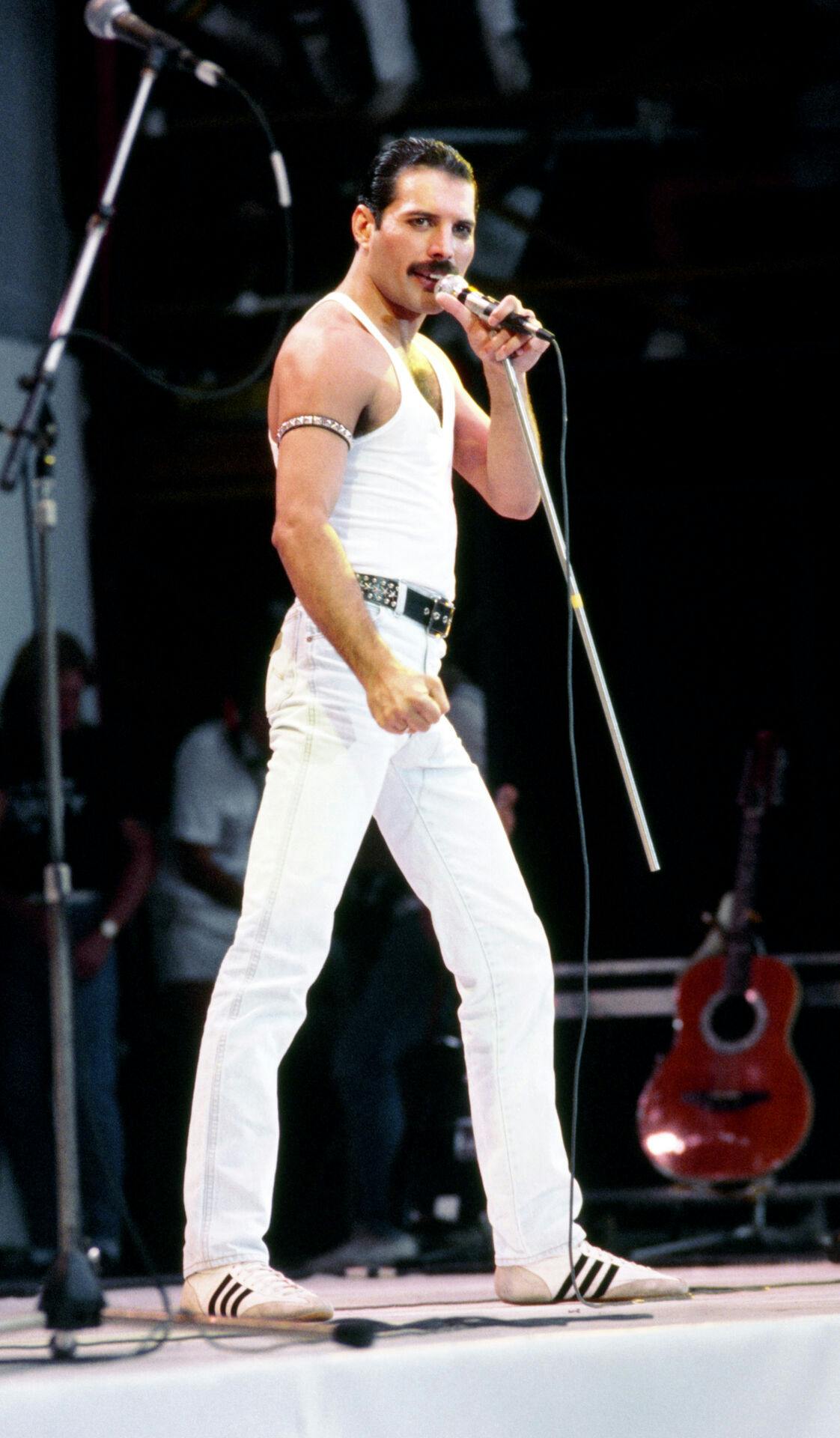 Live Aid Concert - Wembley Stadium. Freddie Mercury, lead singer with the rock group Queen, during the Live Aid concert. Copyright notice: PA Archive/Press Association Images