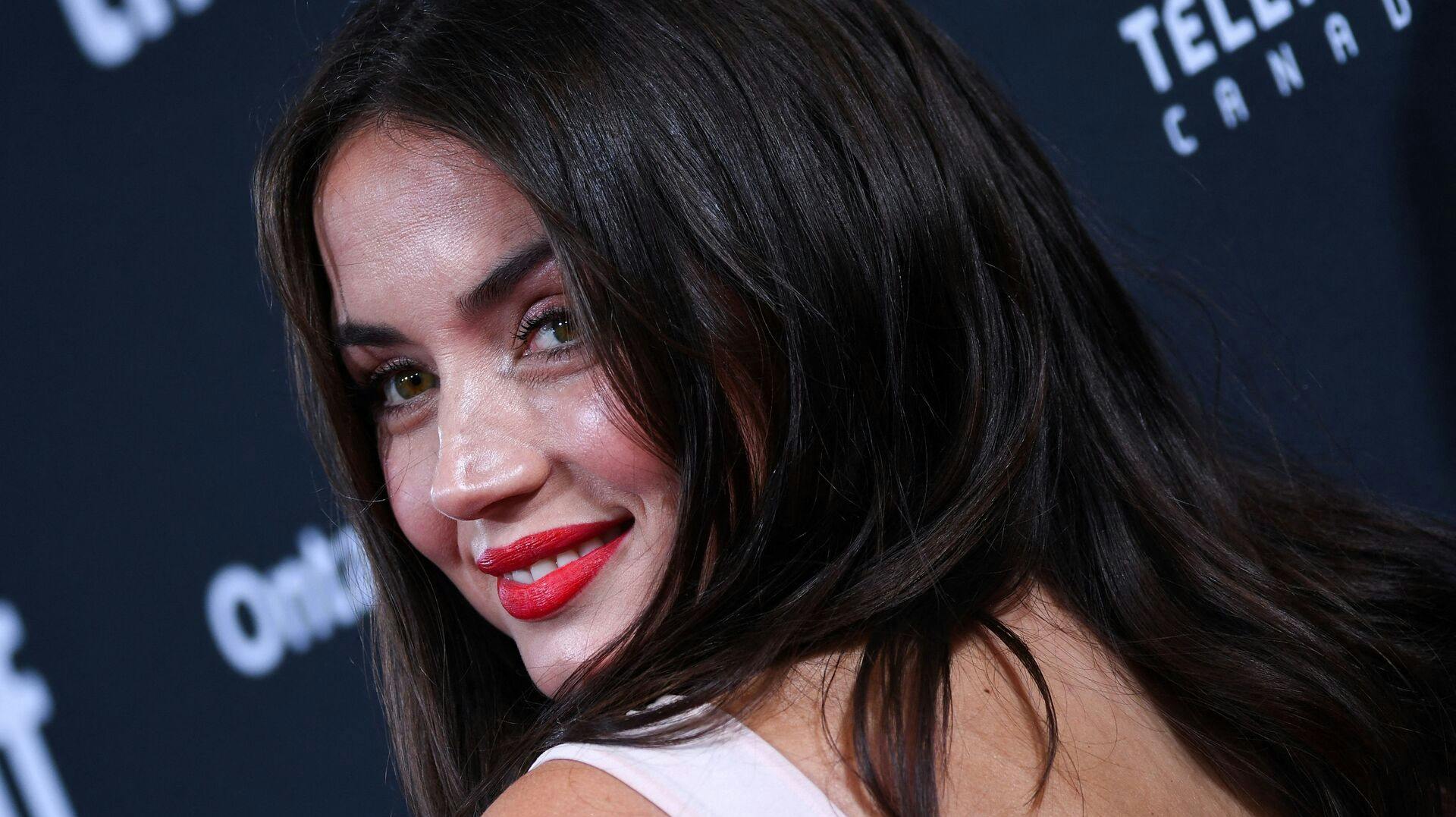 Den cubansk-spanske Ana de Armas har fundet sig en ny flamme.